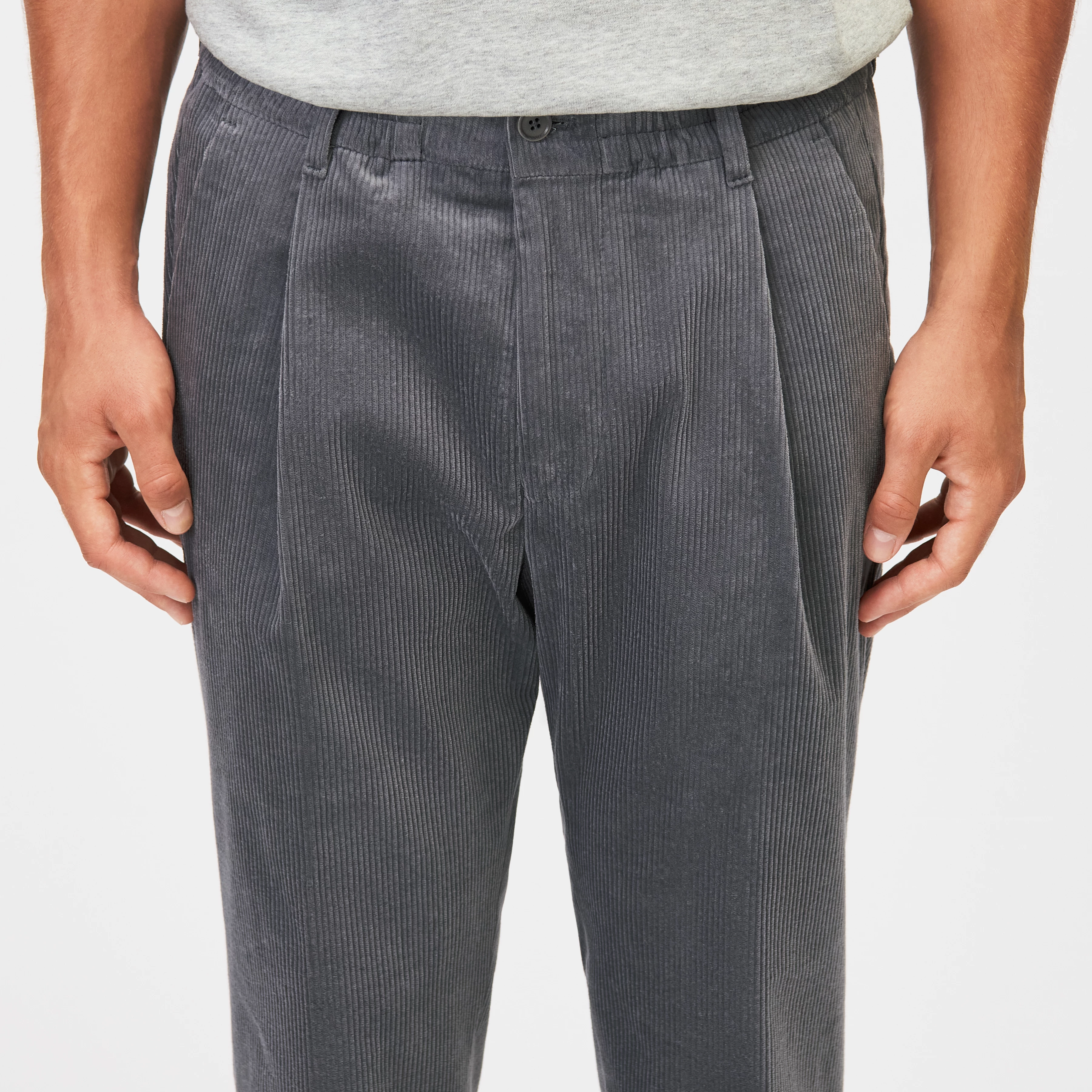 CHASY - Hose mit Bundfalte in feiner Cordstruktur - Herren - grau - Detailansicht am Model