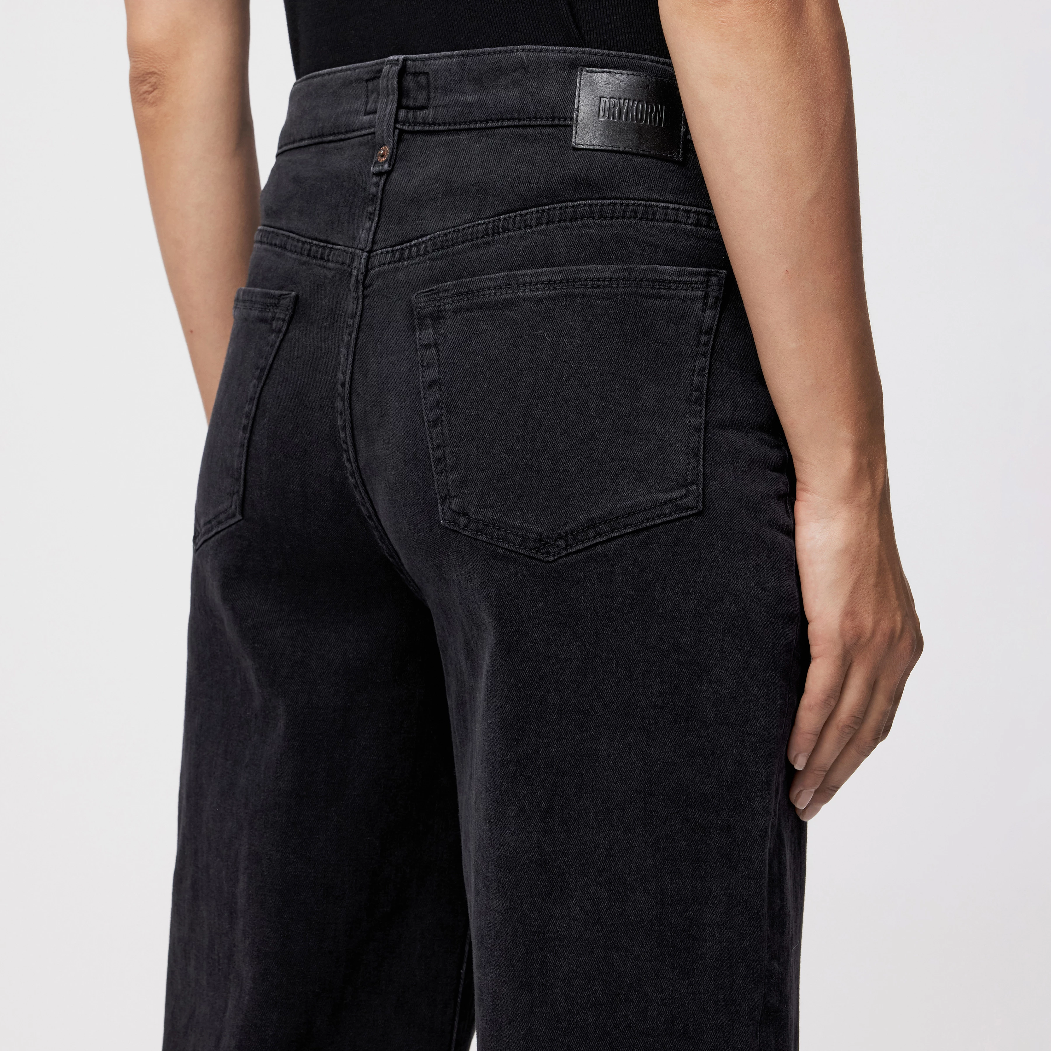 FLOWN - Low-Waist Jeans in Black-Denim - Damen - schwarz - Detailansicht am Model