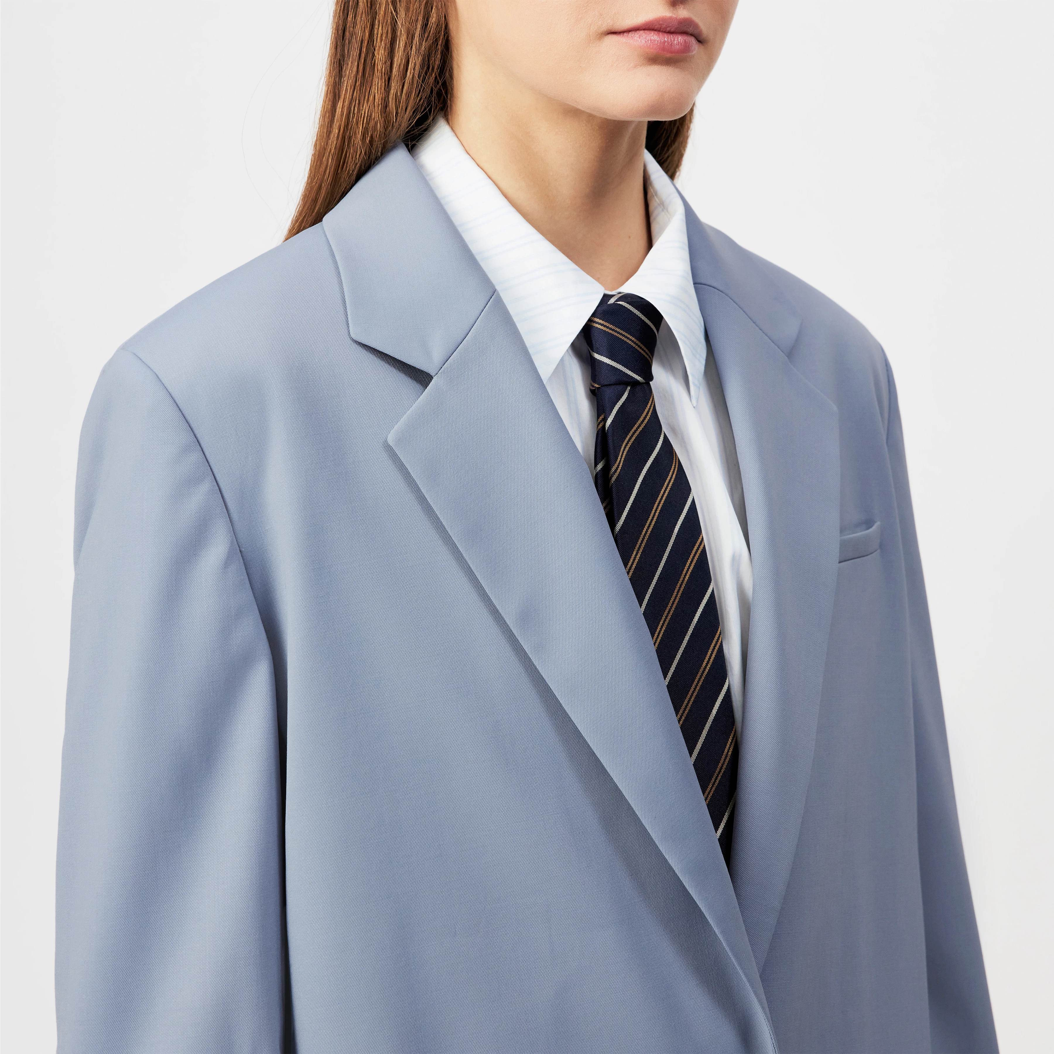 MOWTIE - Casual single-breasted blazer in wool blend - women - blue - Detailansicht am Model