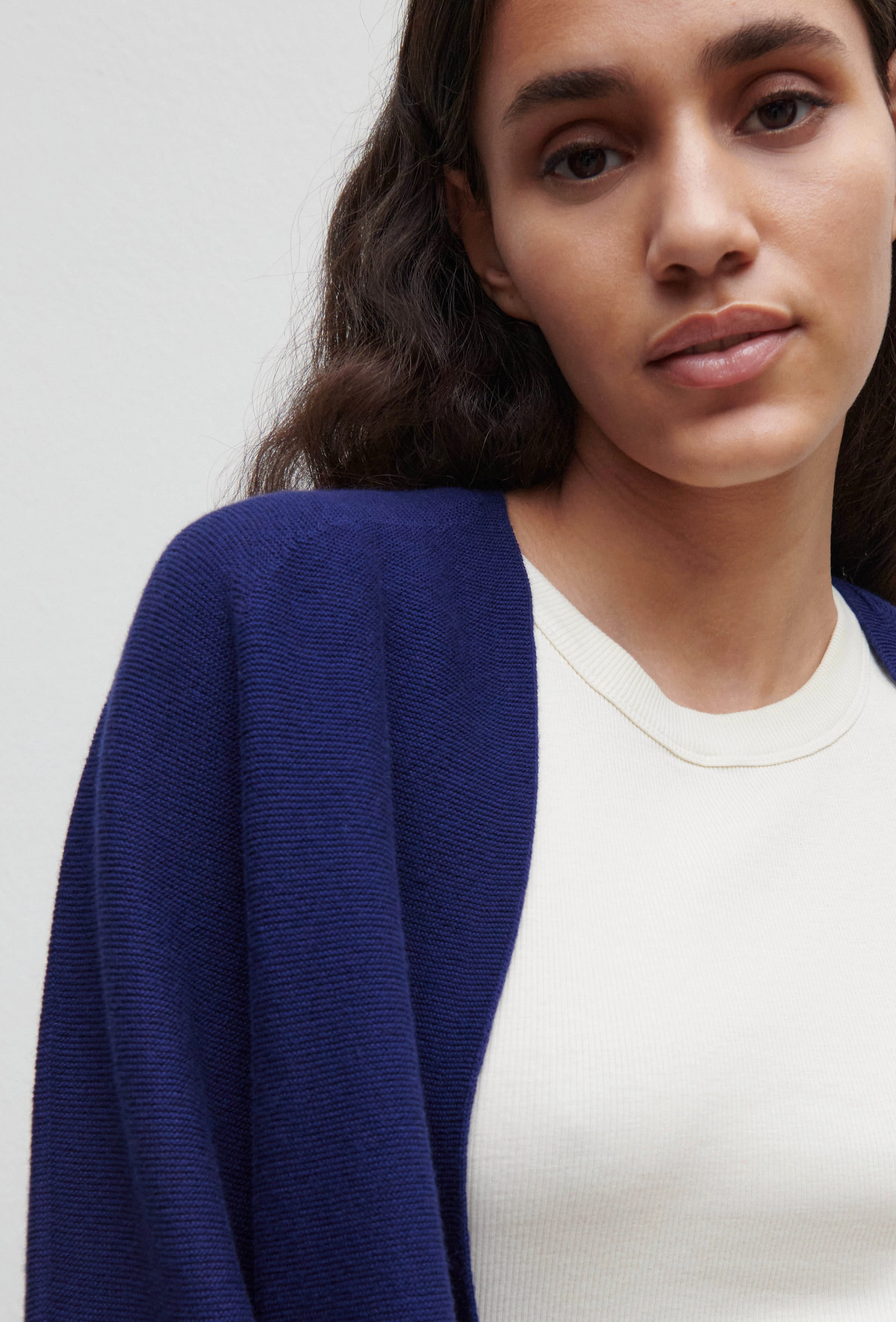 MANUMY - cleane Strickjacke - Damen - blau - Seitenansicht