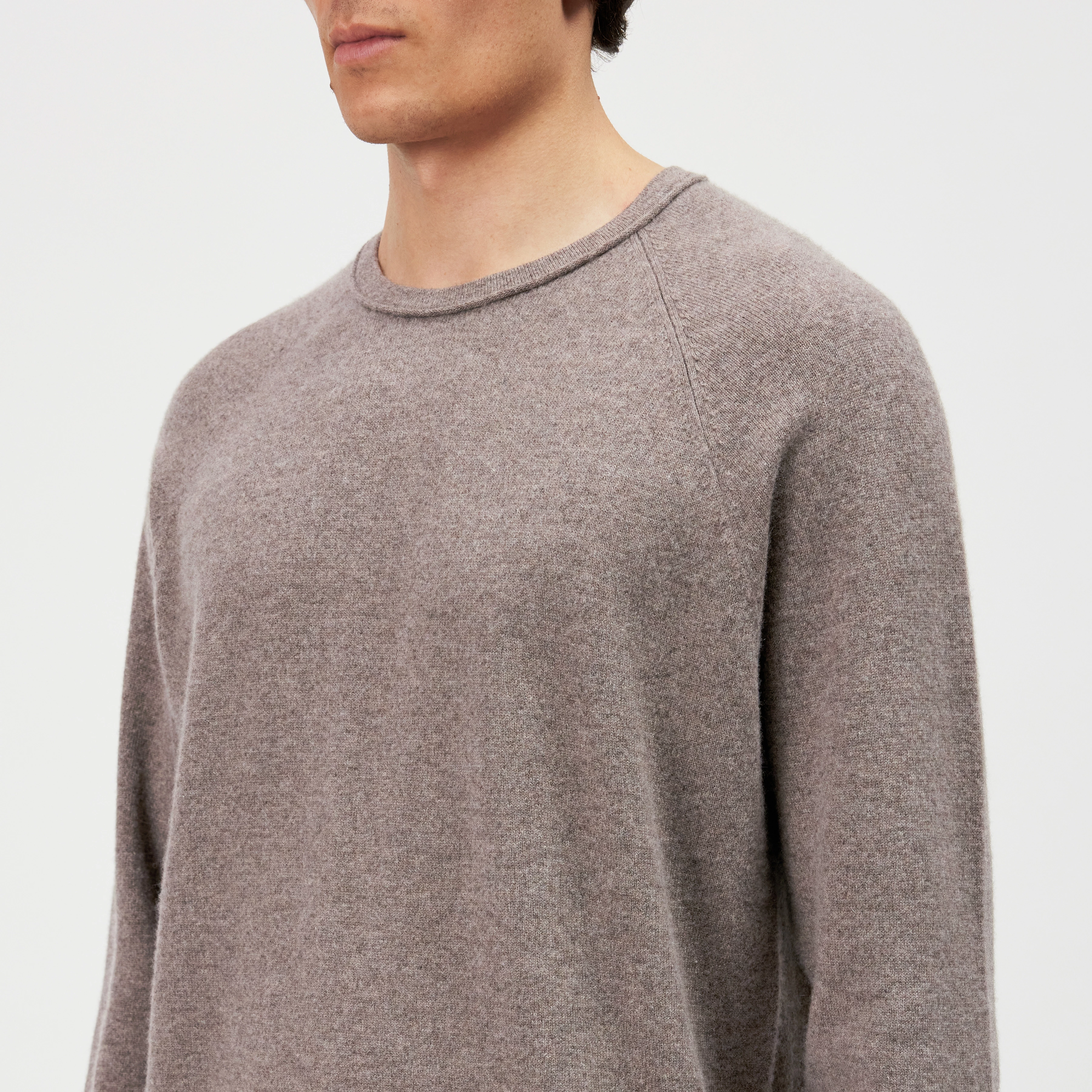 TITZIAN - Long sleeve top in 100% cashmere - men - brown - Detailansicht am Model