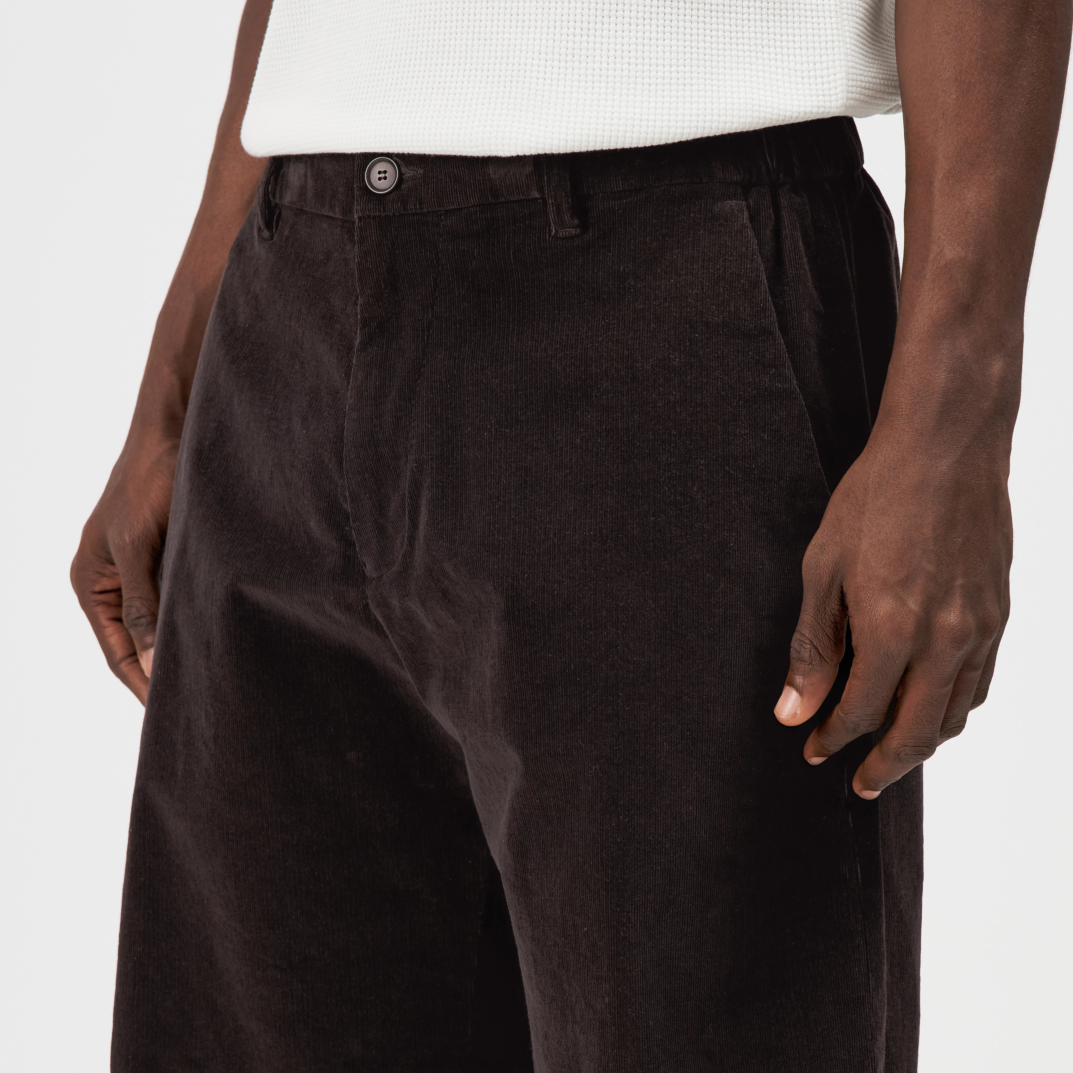 YASAN - Regular Fit Corduroy Shorts - men - brown - Detailansicht am Model