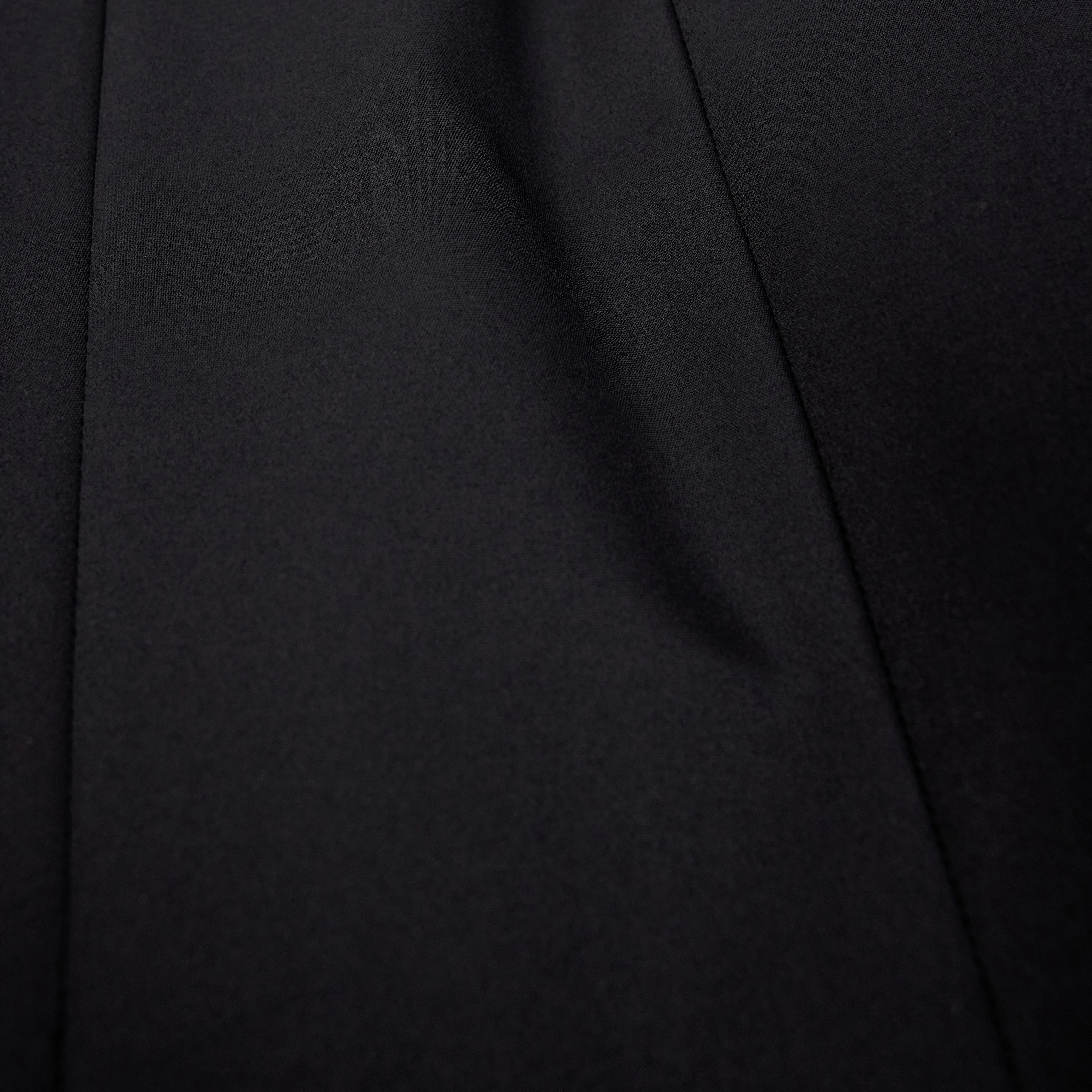 ACT - Schlanke Karotte mit Biese in Technostretch-Satin - Damen - schwarz - Materialbild (B2C)