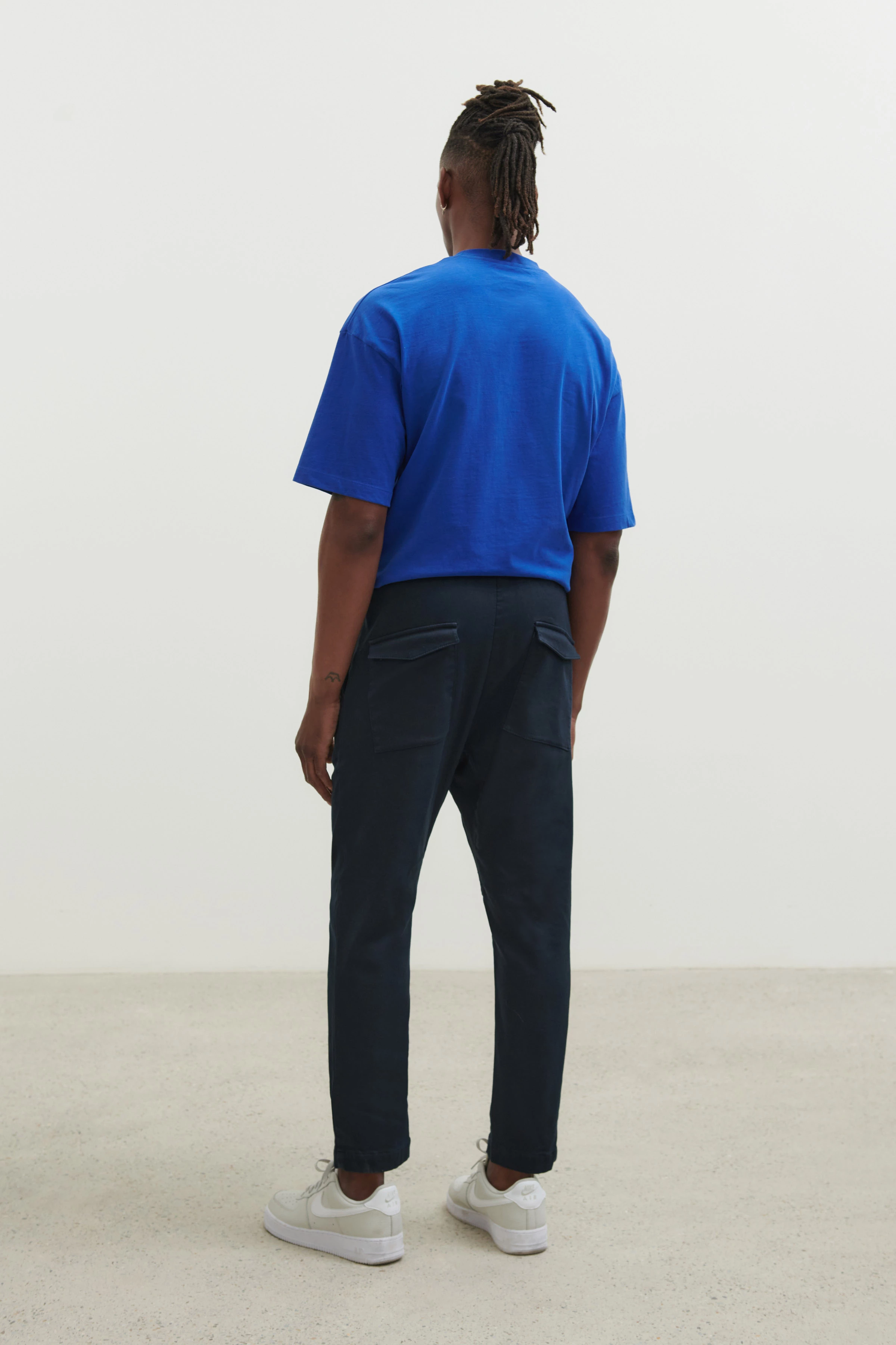 TROP - legere Jogpant im Lederlook - Herren - blau - Rückansicht