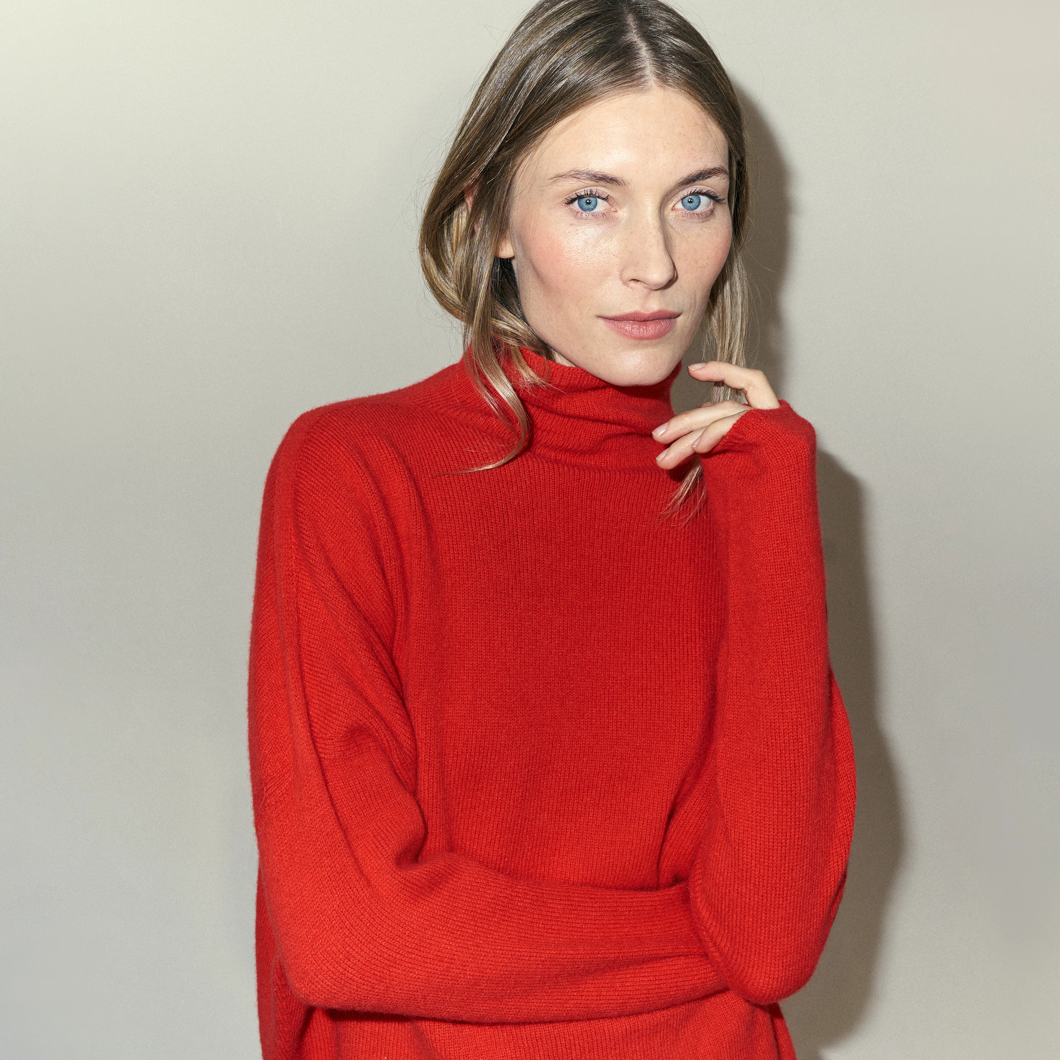 LIORA - Egg-shape roll-neck jumper in pure new wool - women - red
