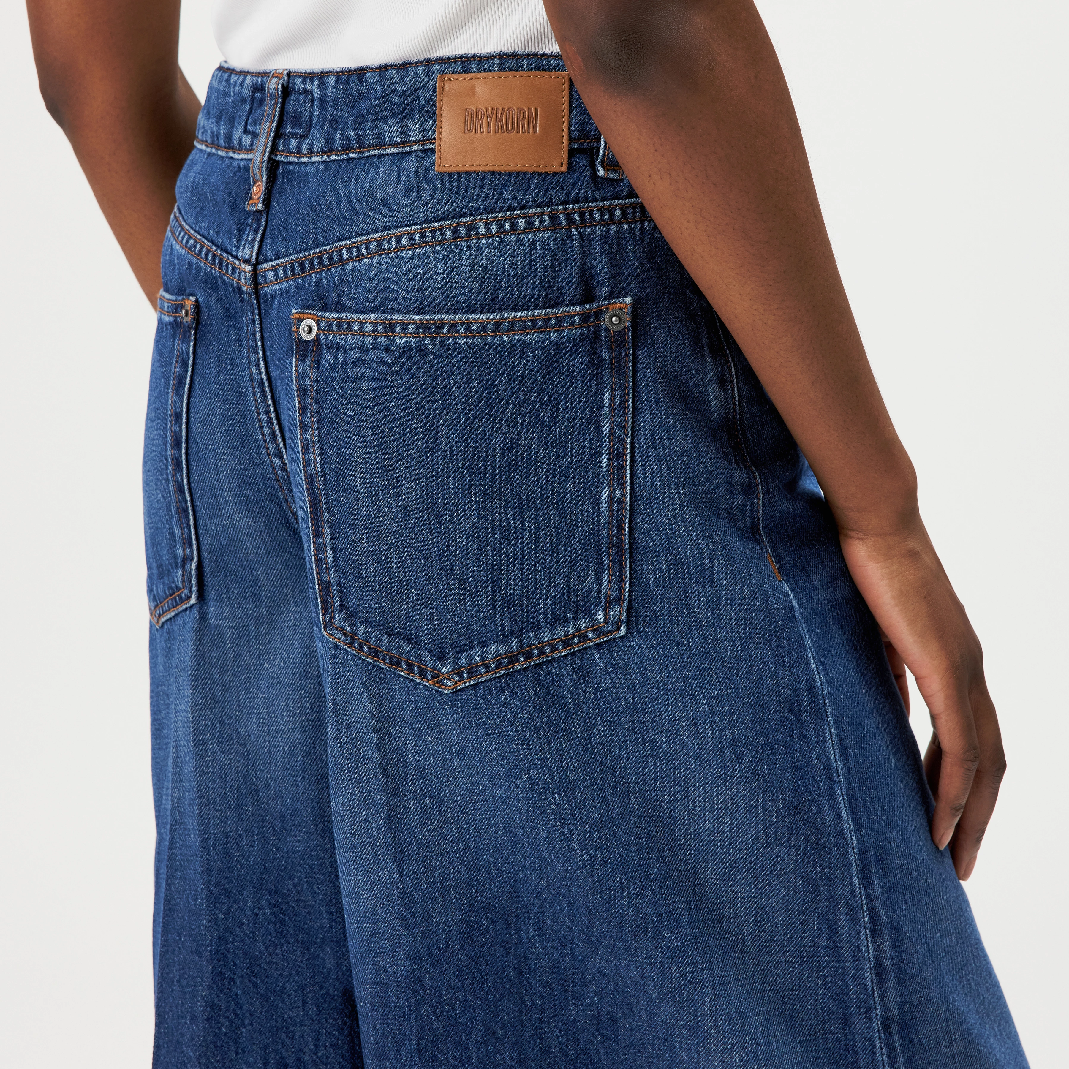 NONE - Mid Waist Bermuda in authentischem Denim - Damen - blau - Detailansicht am Model