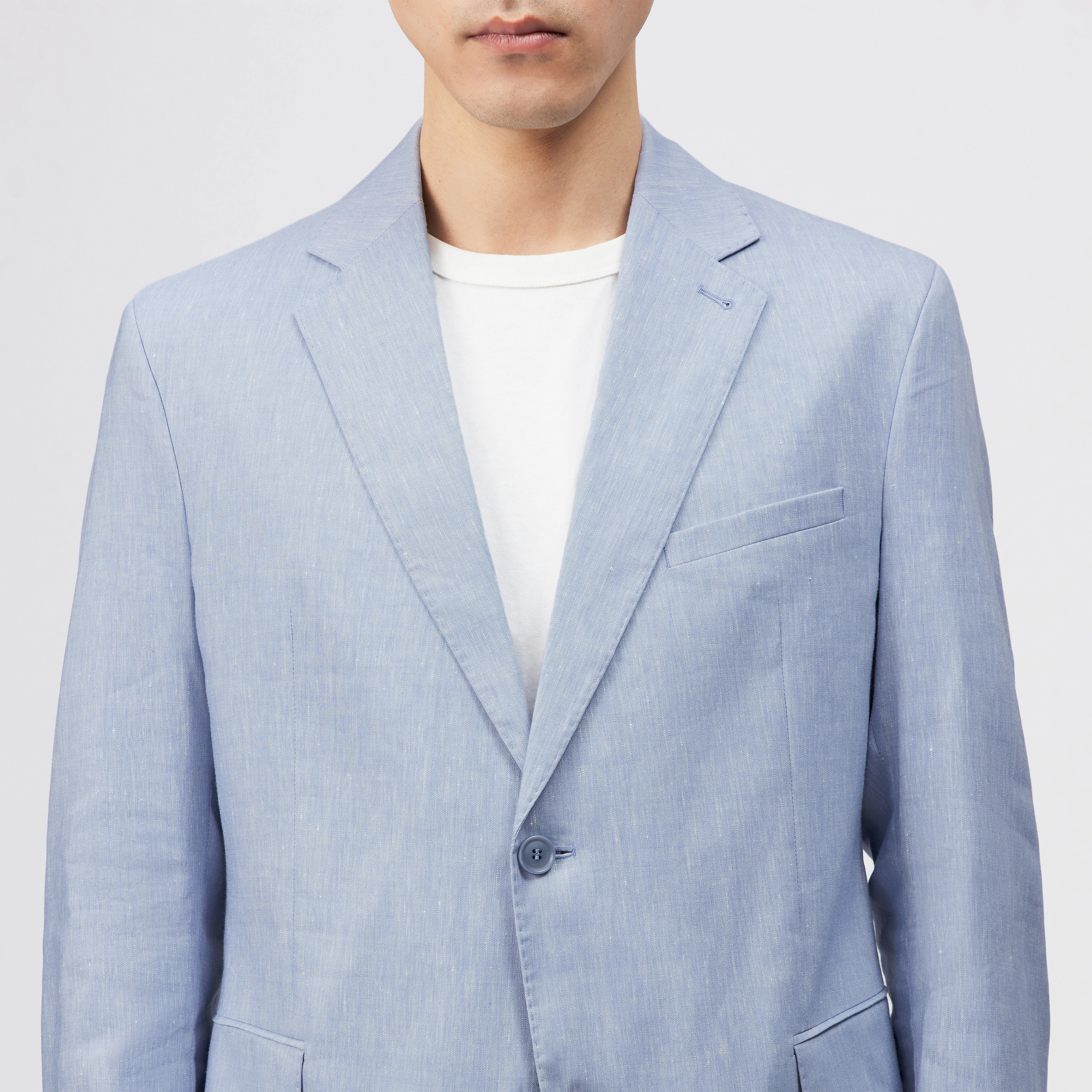 YAMES - Single-breasted jacket in linen blend - men - blue - Detailansicht am Model
