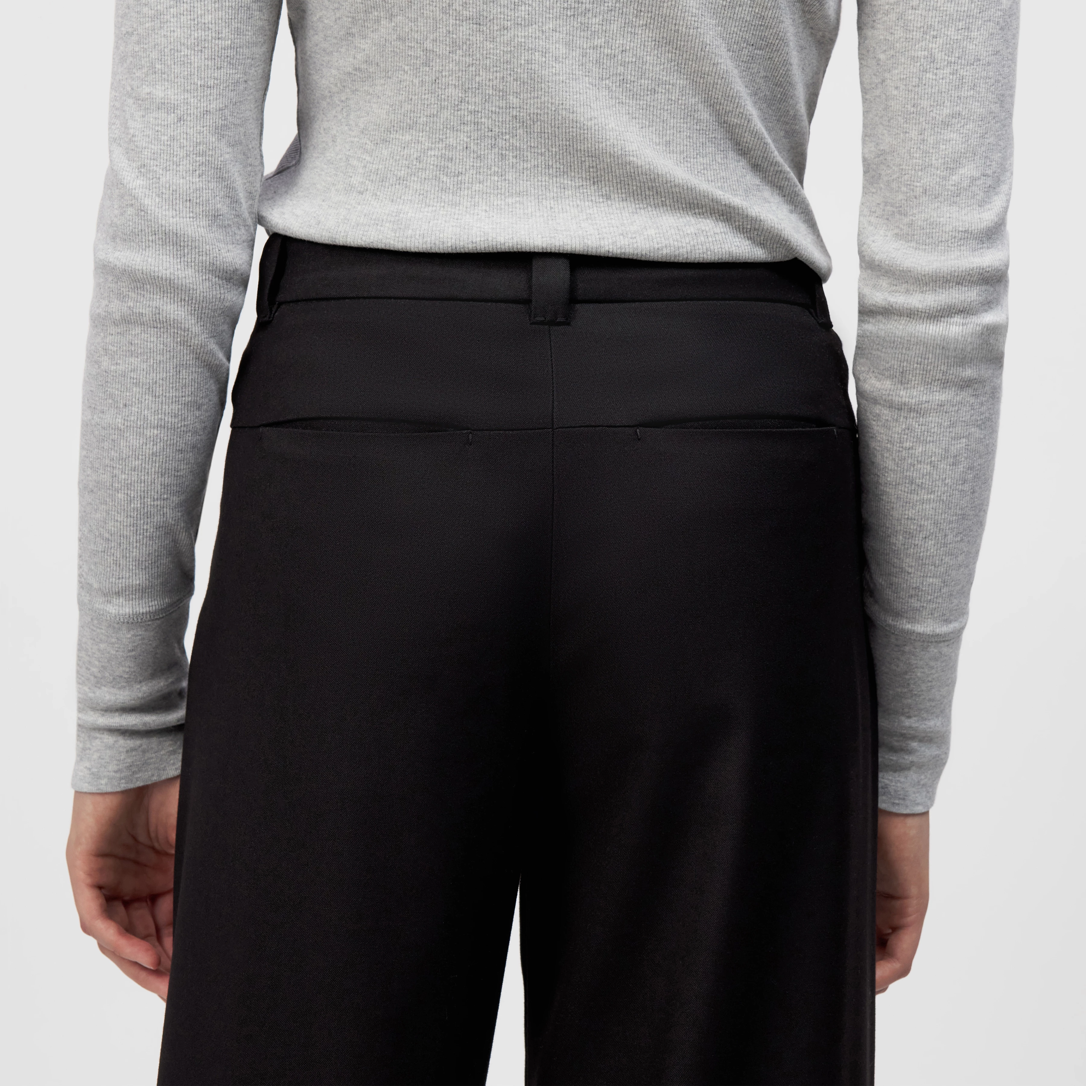 CRAWL - Bundfaltenhose in softem Flanell - Damen - schwarz - Detailansicht am Model