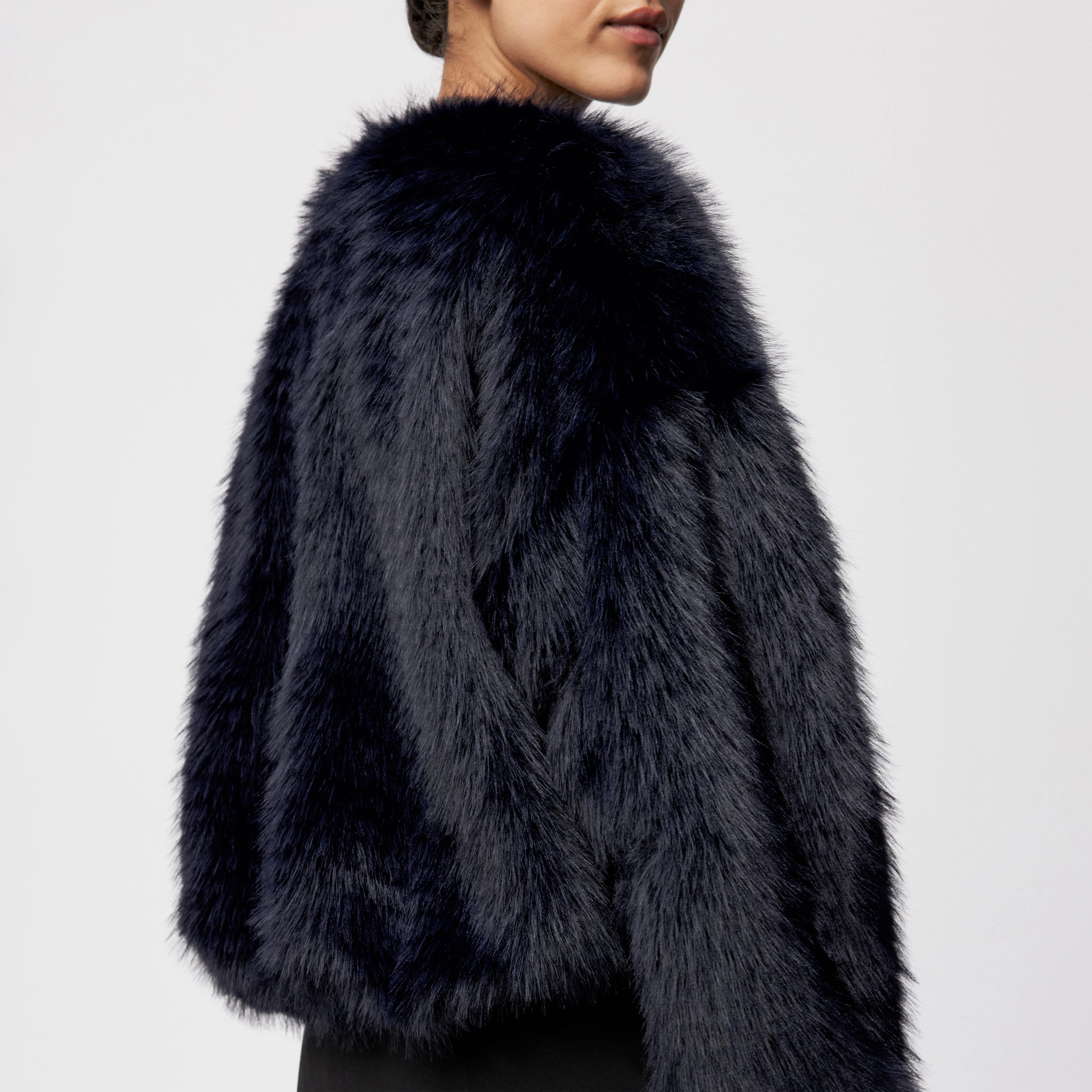 KILCHURN - Voluminöse Felljacke in Kunstfell - Damen - blau - Detailansicht am Model