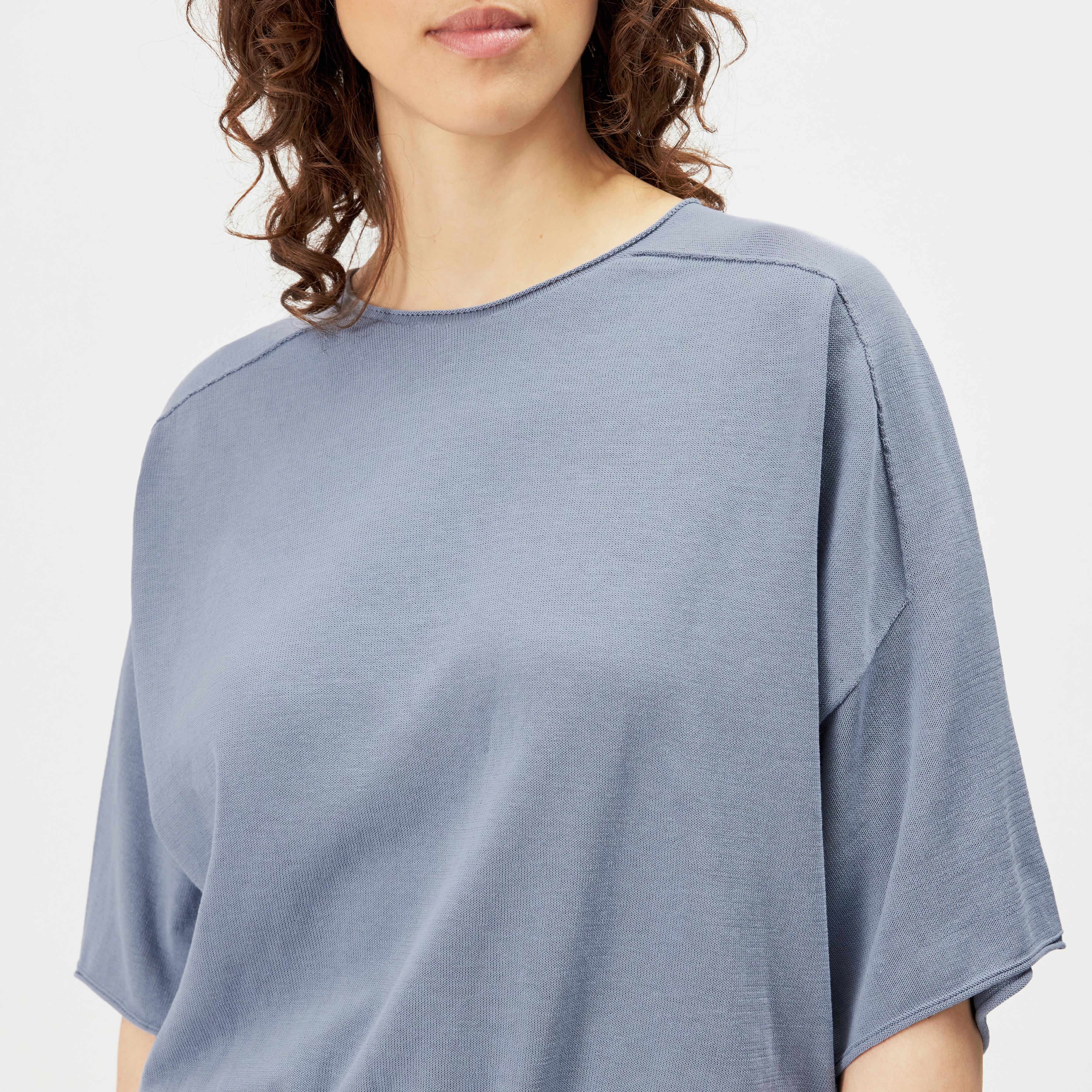 DILARY - Casual gebreid T-shirt in crêpe katoen - dames - blauw - Detailansicht am Model