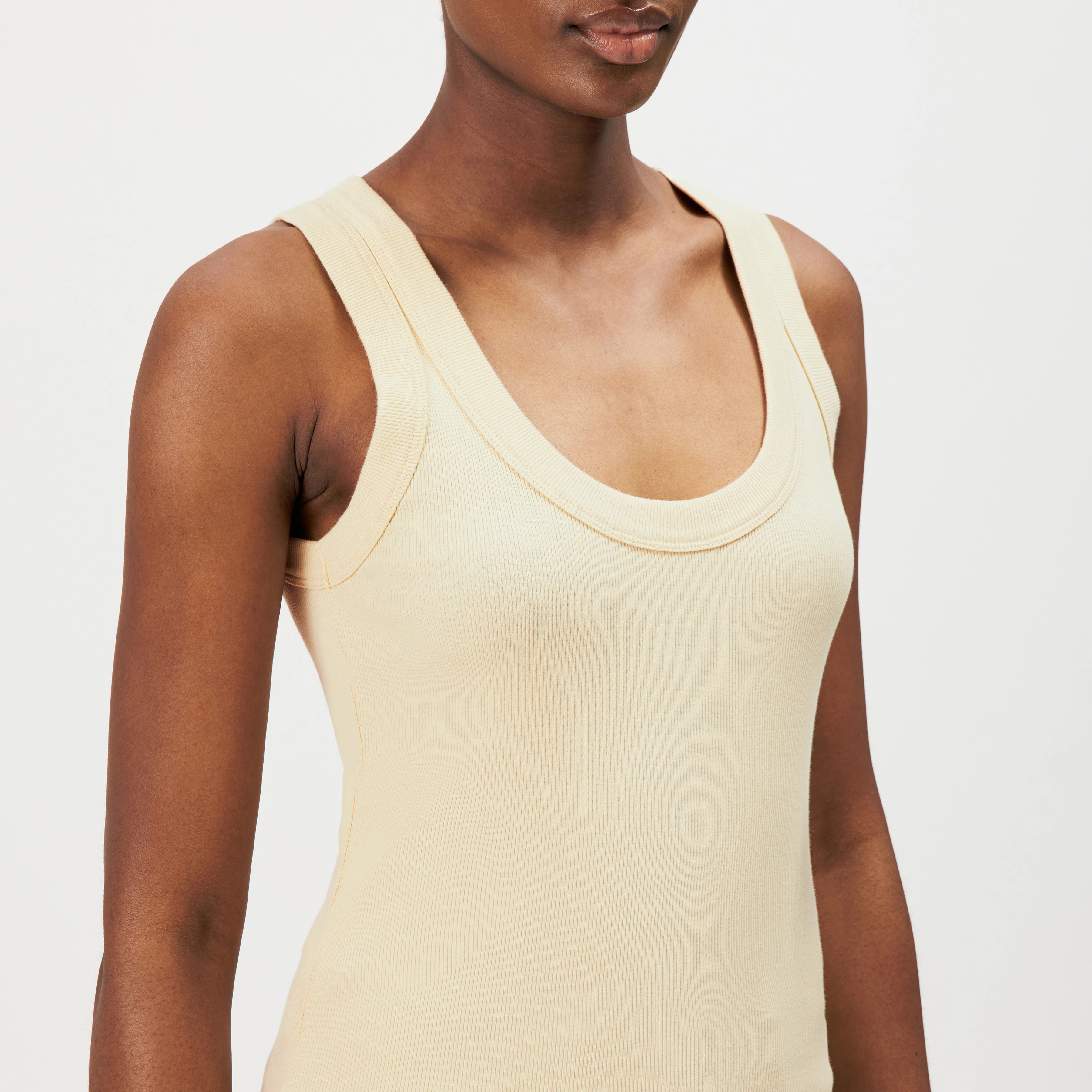 TAVIRA - Ribbed tank top with feminine round neckline - women - yellow - Detailansicht am Model