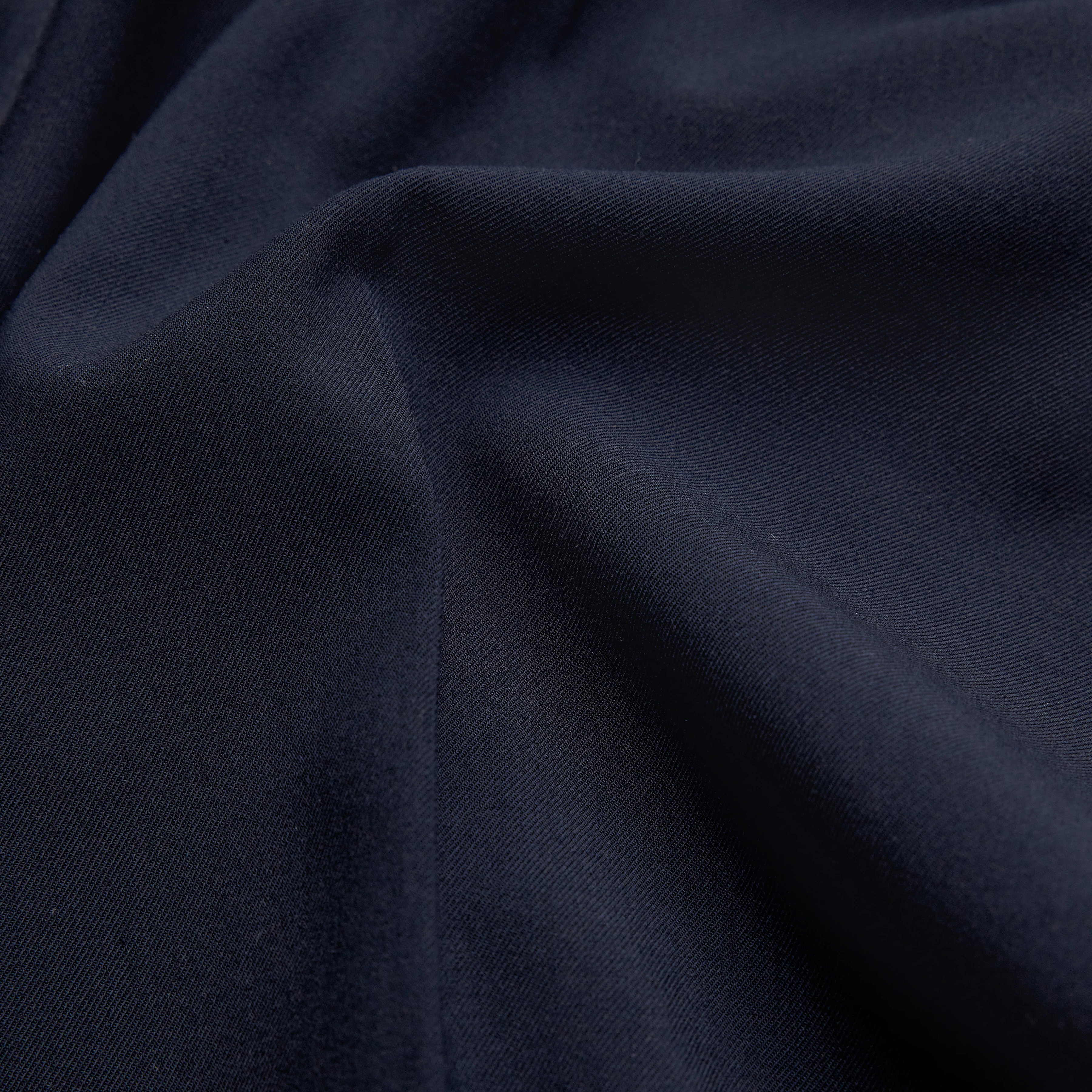 LEEK - Relaxed Fit Bundfaltenhose in Gabardine - Herren - blau - Materialbild (B2C)