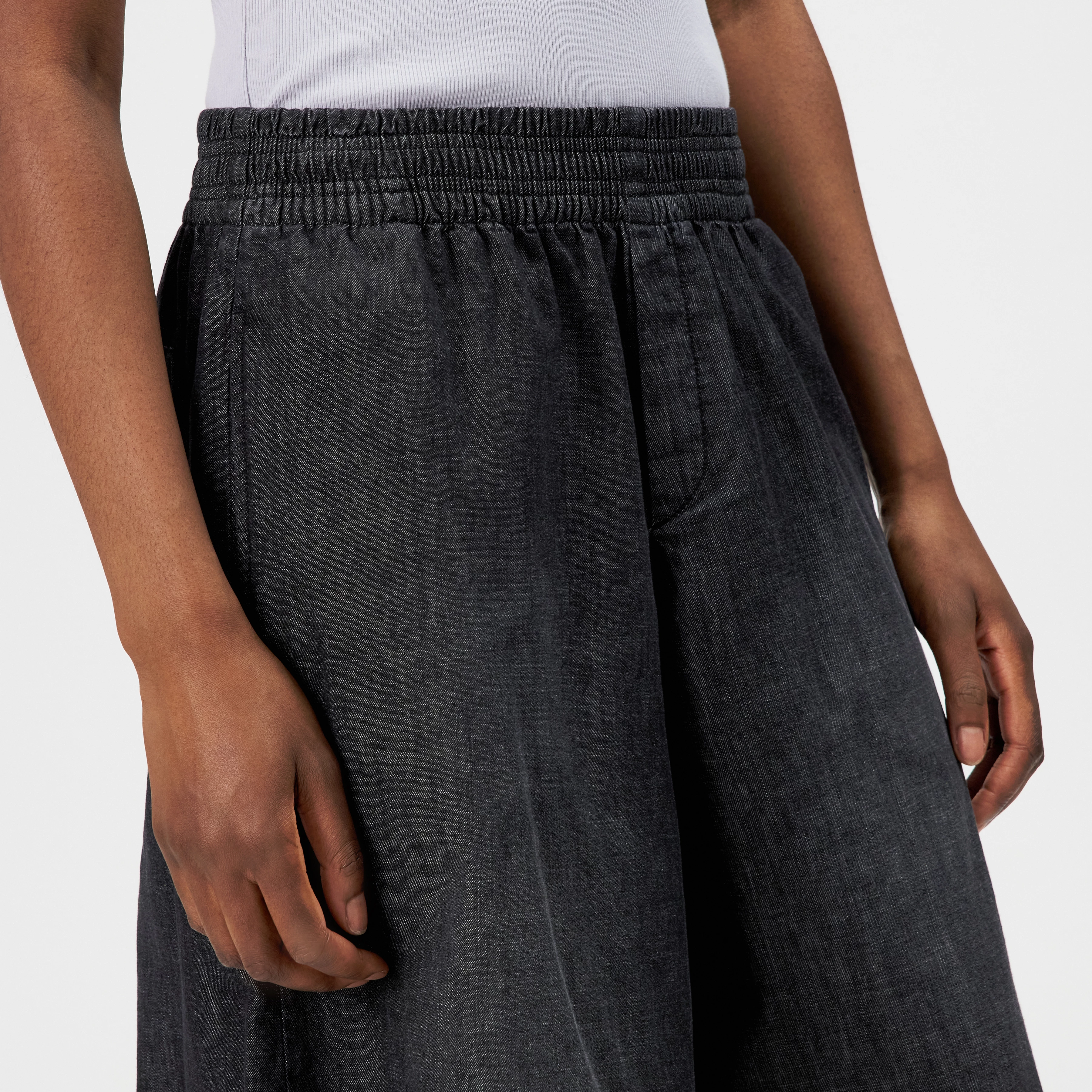 RECENT - Bermuda shorts in black denim - women - grey - Detailansicht am Model
