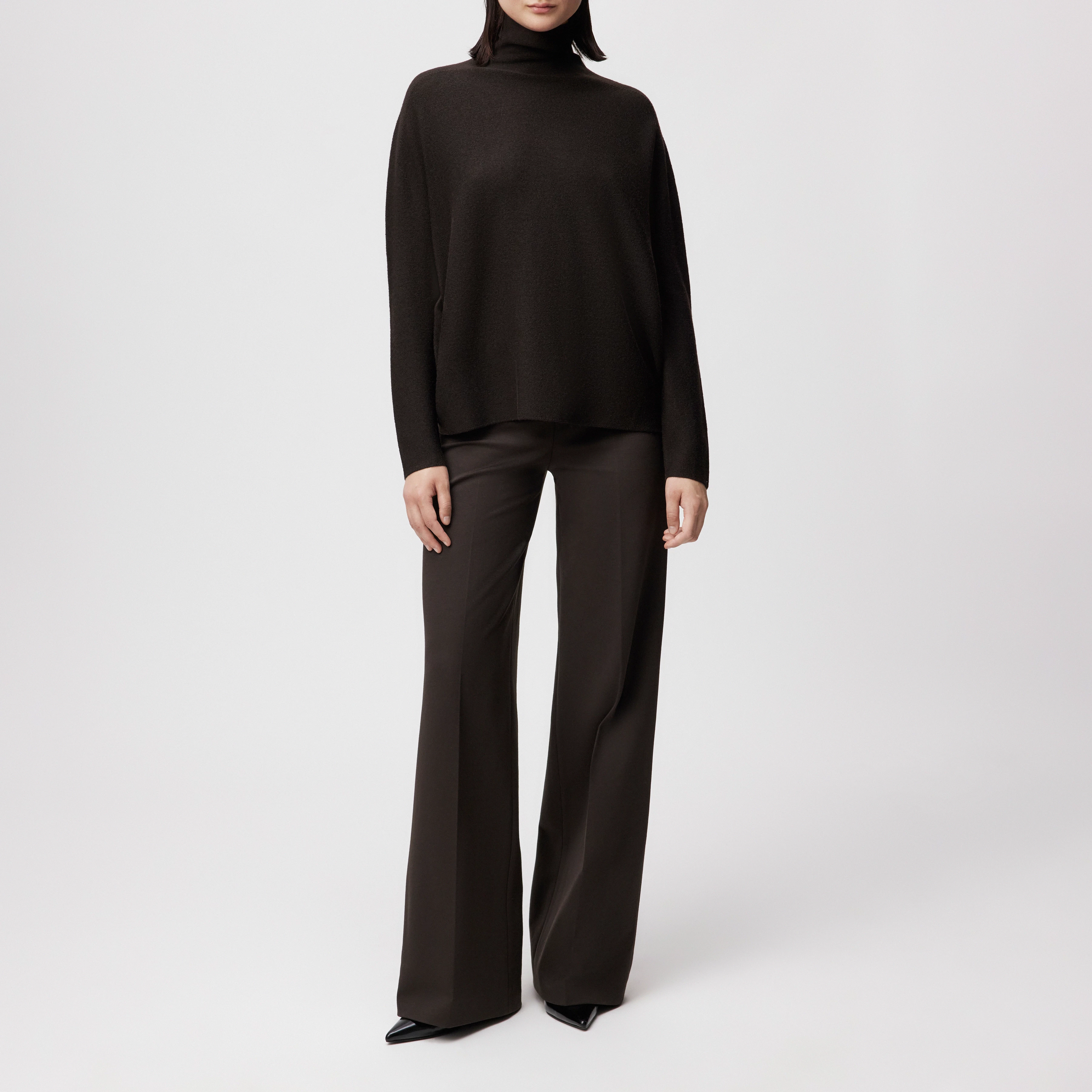 LIORA - Egg-Shape Rollkragenpullover in 100% Merinowolle - Damen - braun - Ganzkörper-Frontansicht