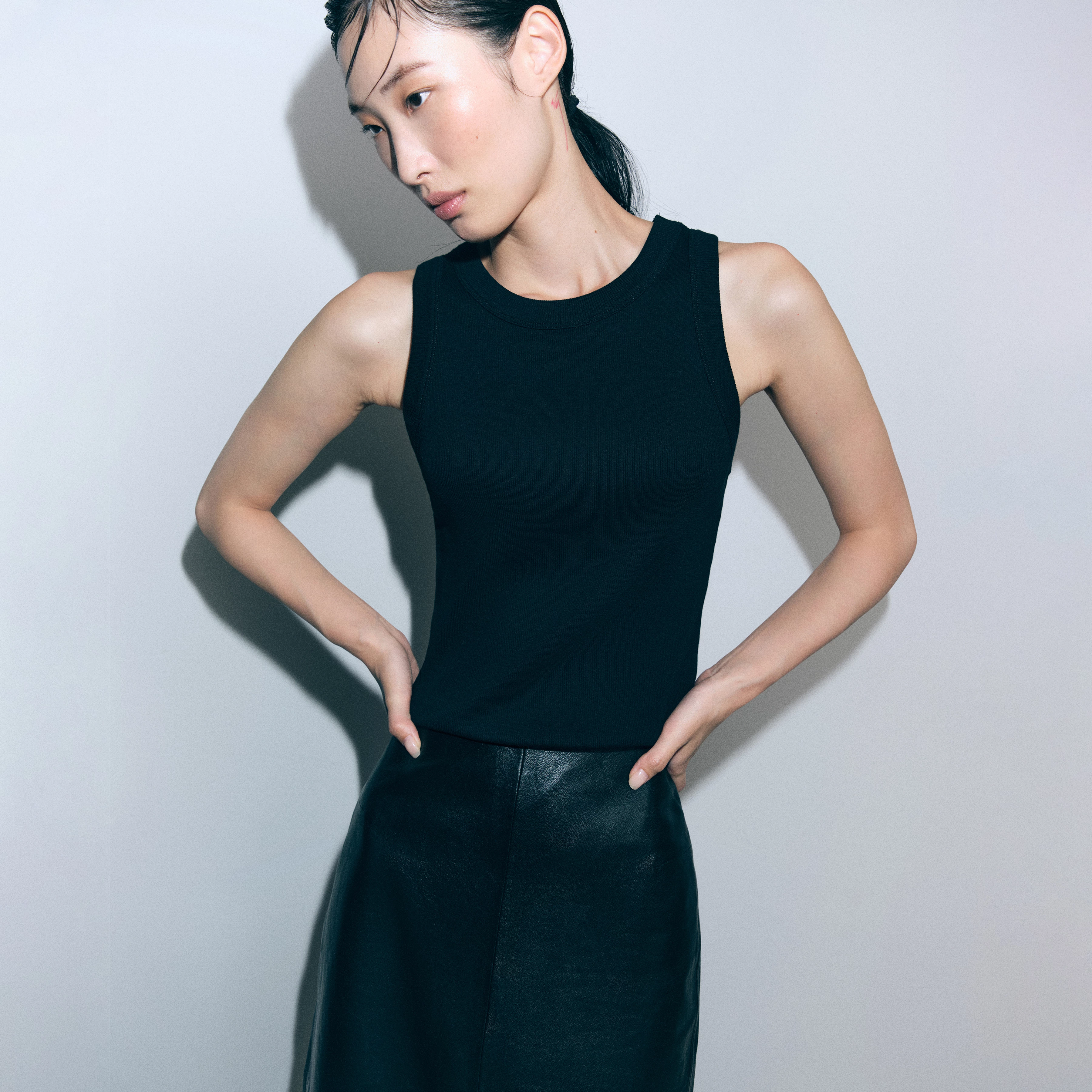 OLINA - Tanktop mit Rundhals in Baumwoll-Rippe - Damen - schwarz