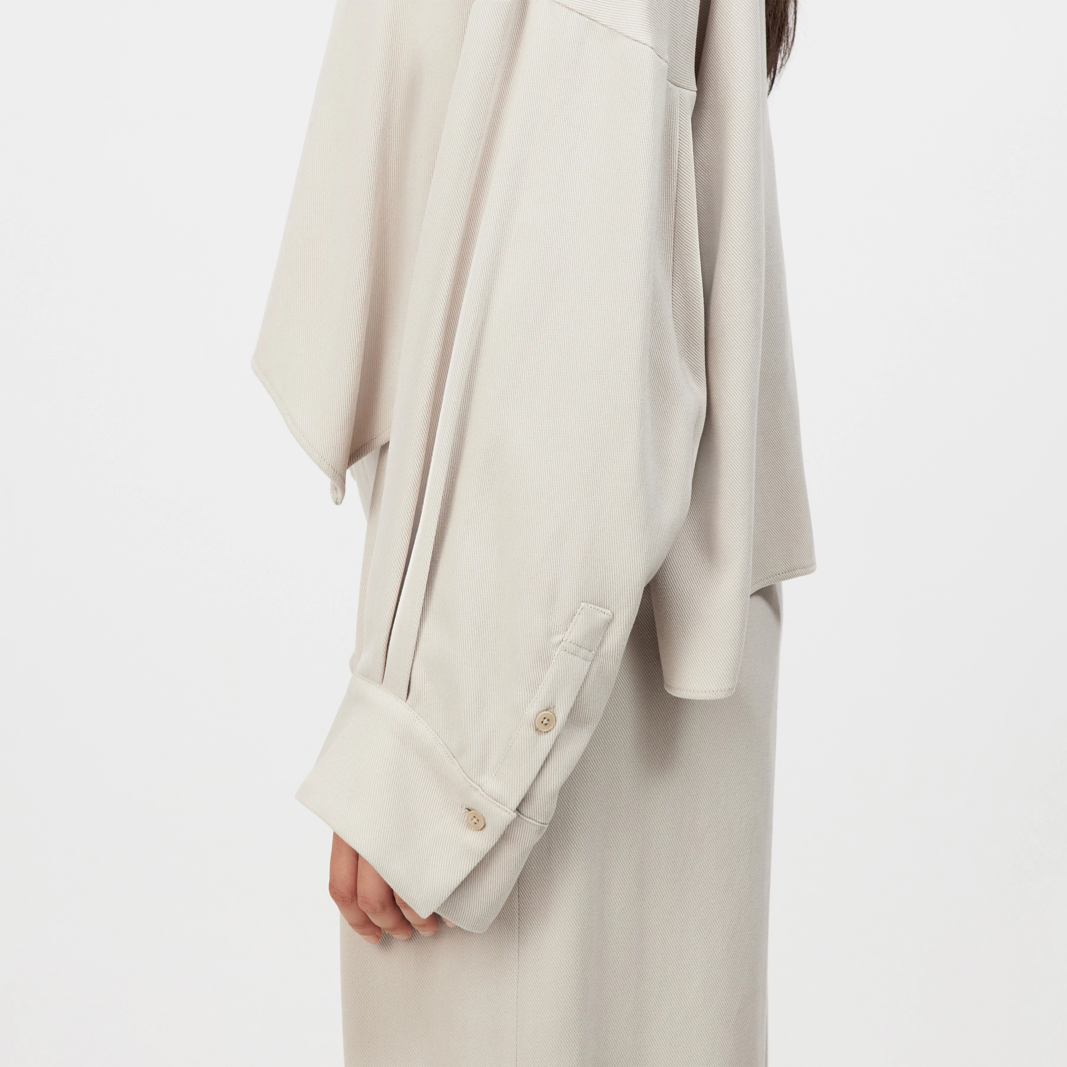 OSHIA - Oversized skjortebluse i lyocell - women - beige - Detailansicht am Model