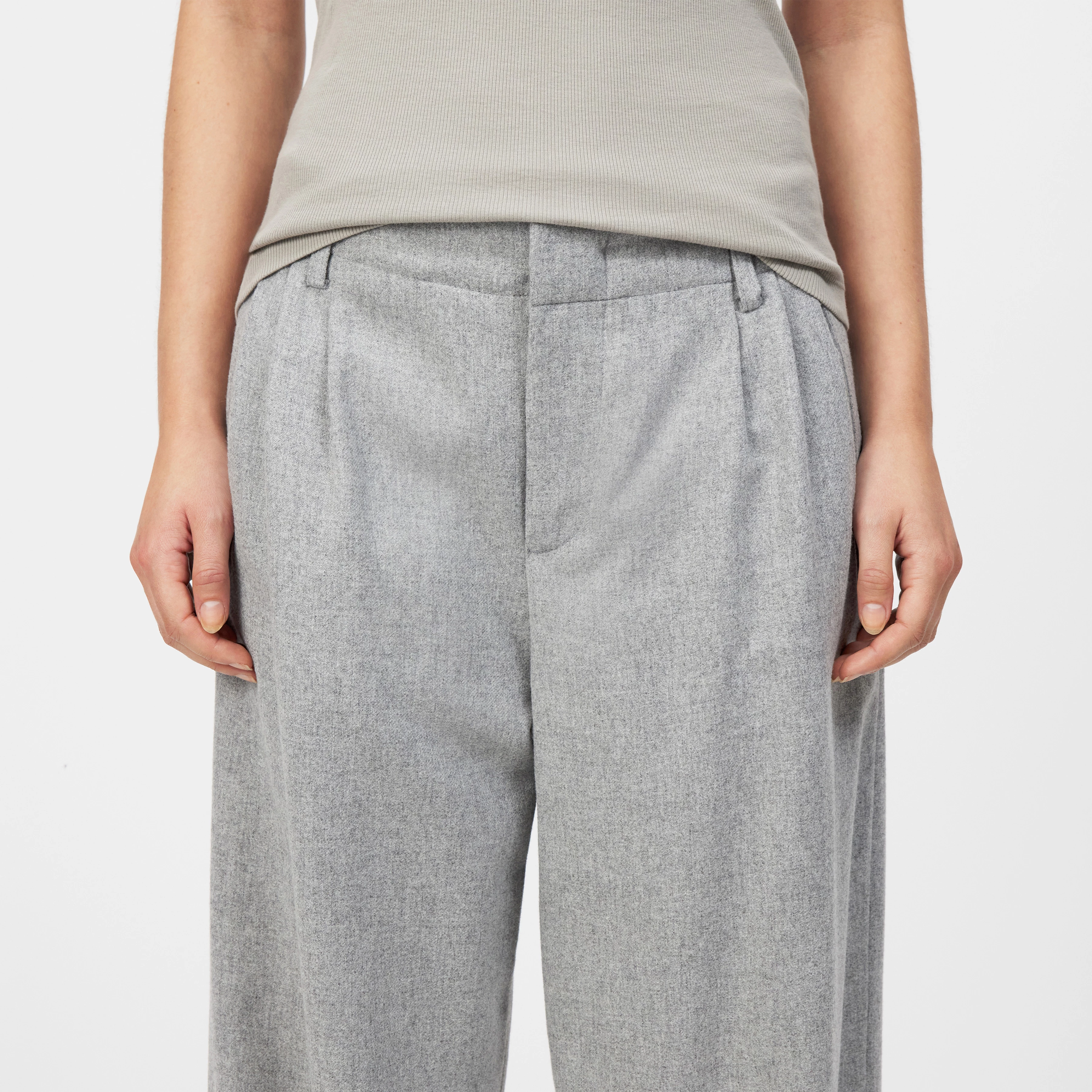 JEALOUS - Bundfaltenhose mit Barrel-Leg in Flanell - Damen - grau - Detailansicht am Model