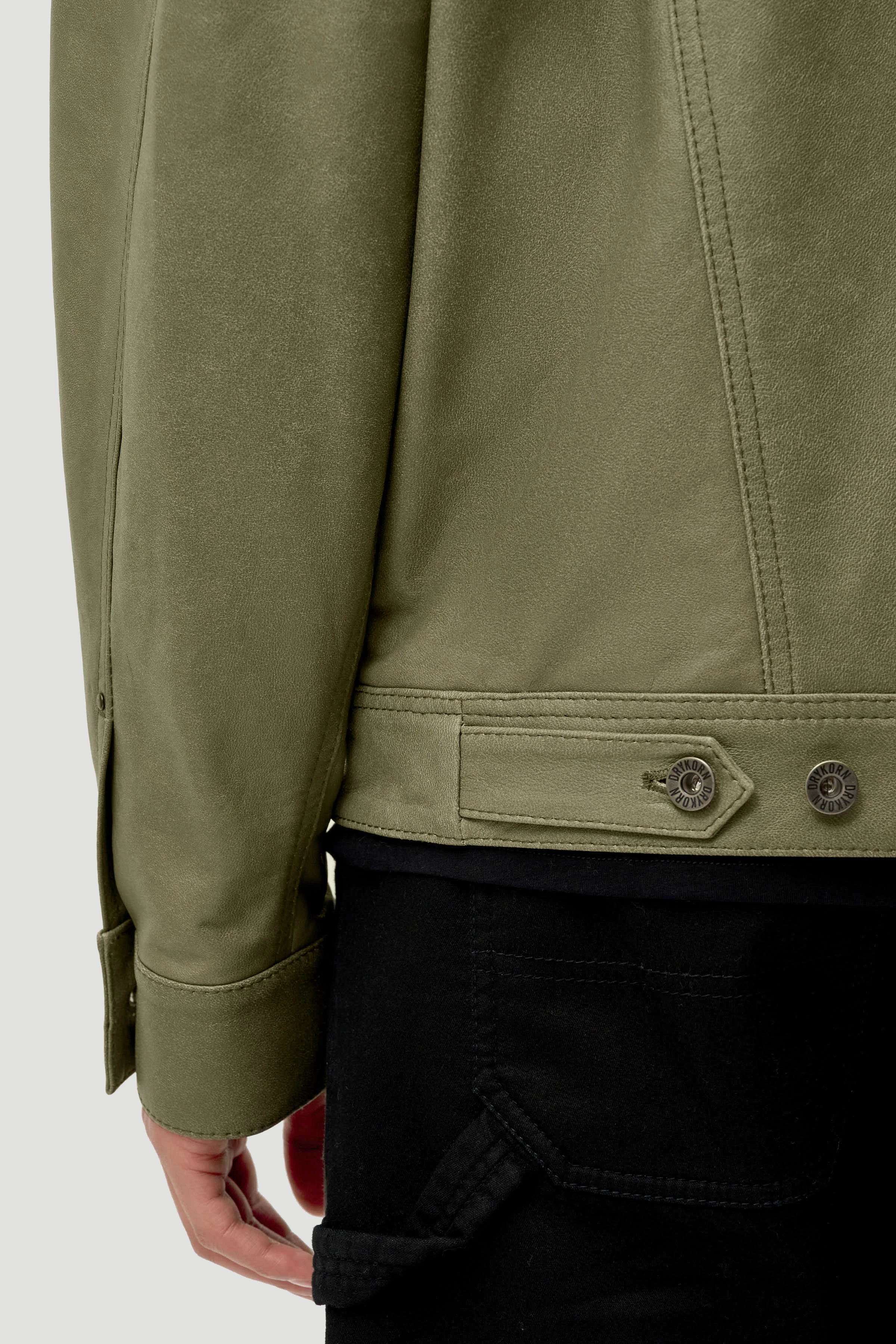 MAJID - Trucker Lederjacke - Herren - grün - Detailansicht am Model