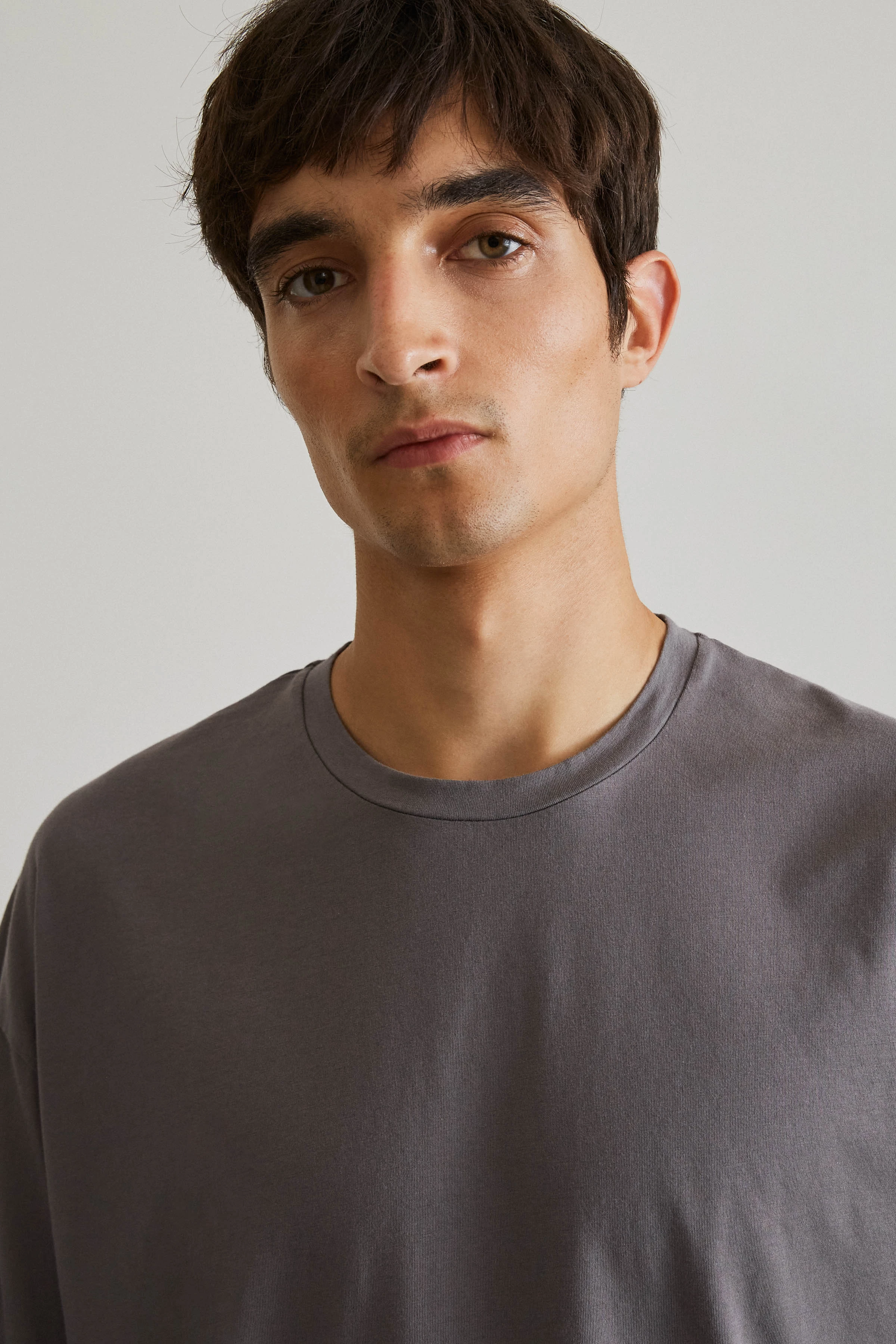 THILO - oversized pure cotton t-shirt - men - grey - Detailansicht am Model