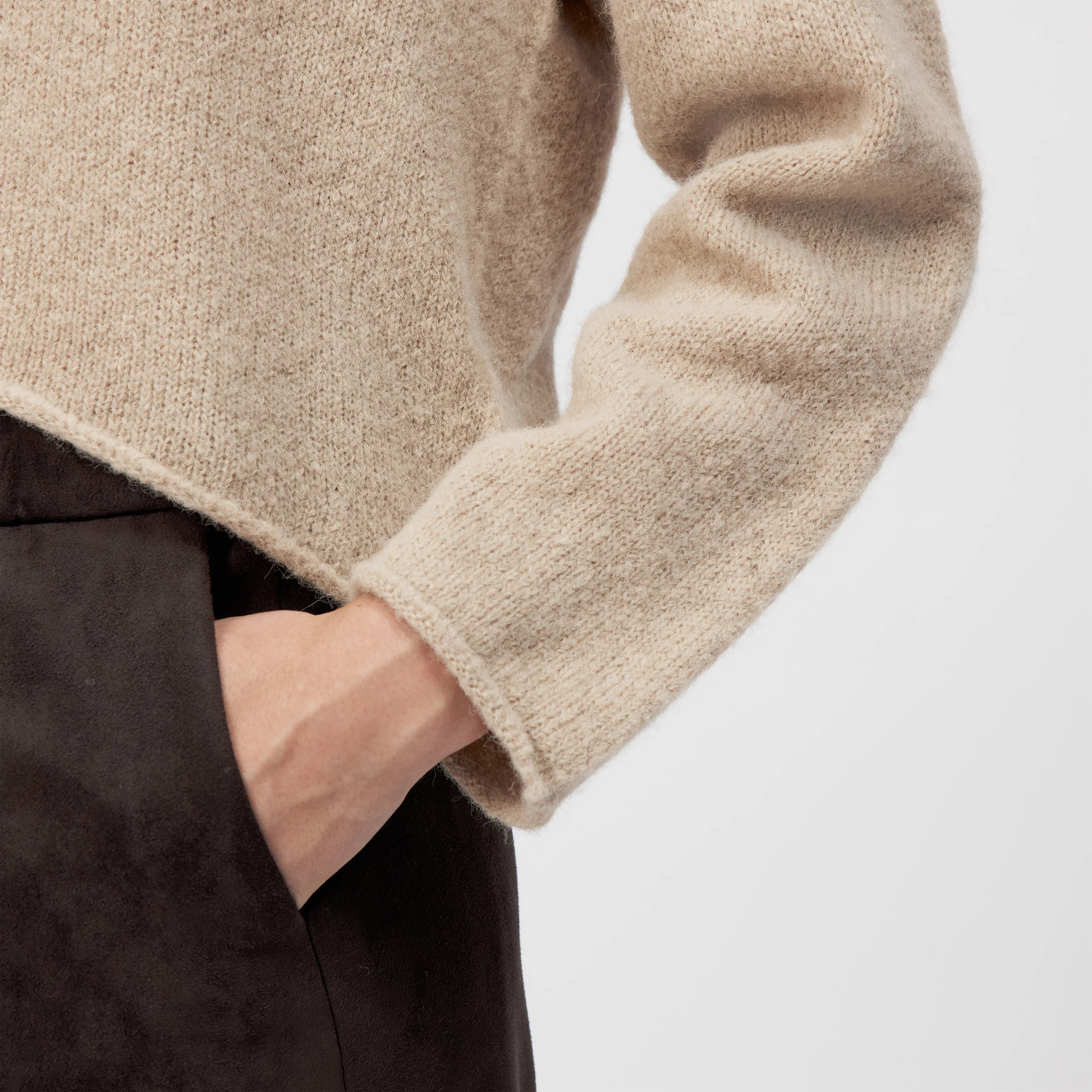 SOMAIJA - Oversized sweater in luxurious alpaca blend - women - beige - Detailansicht am Model