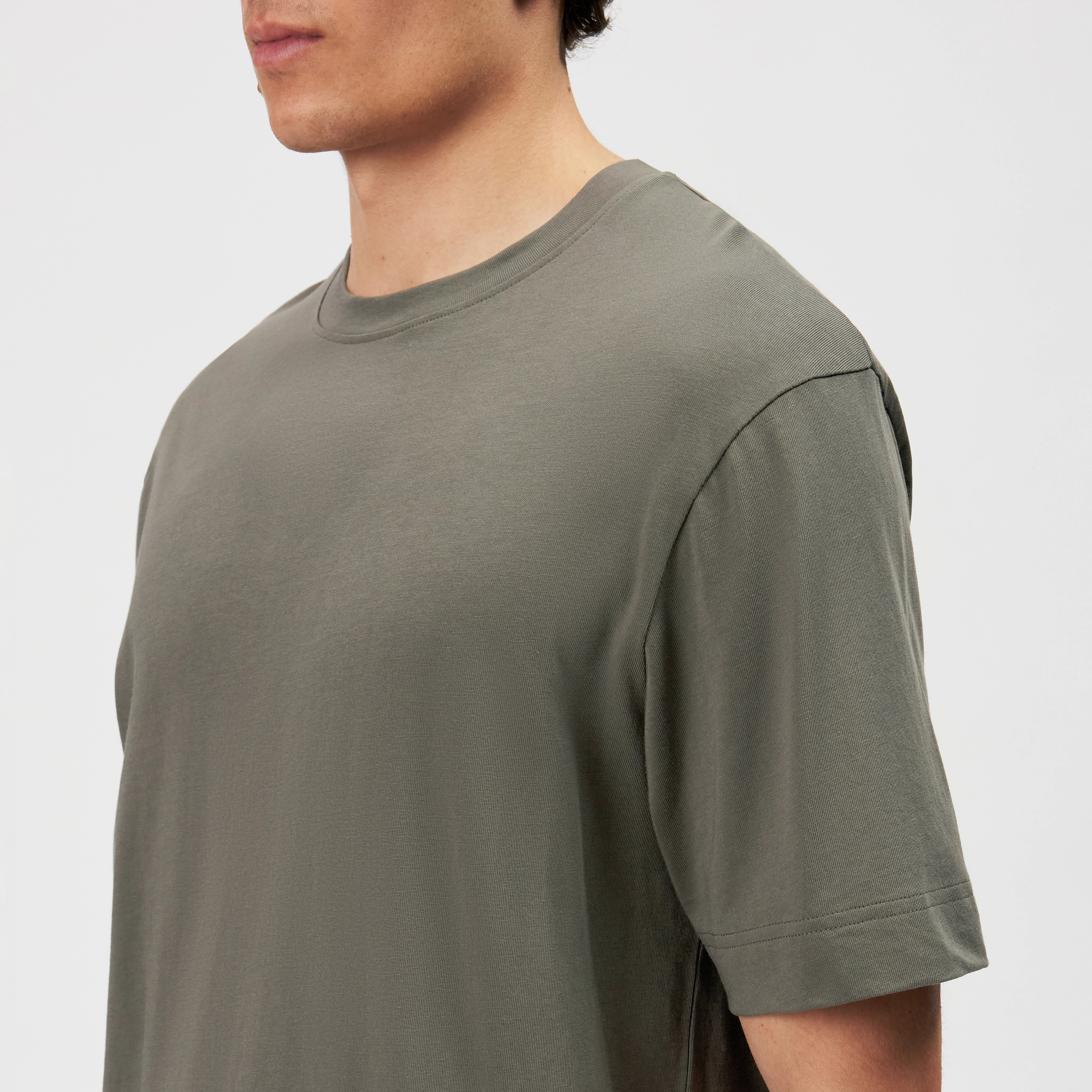 RAPHAEL - T-shirt in pure cotton - men - green - Detailansicht am Model