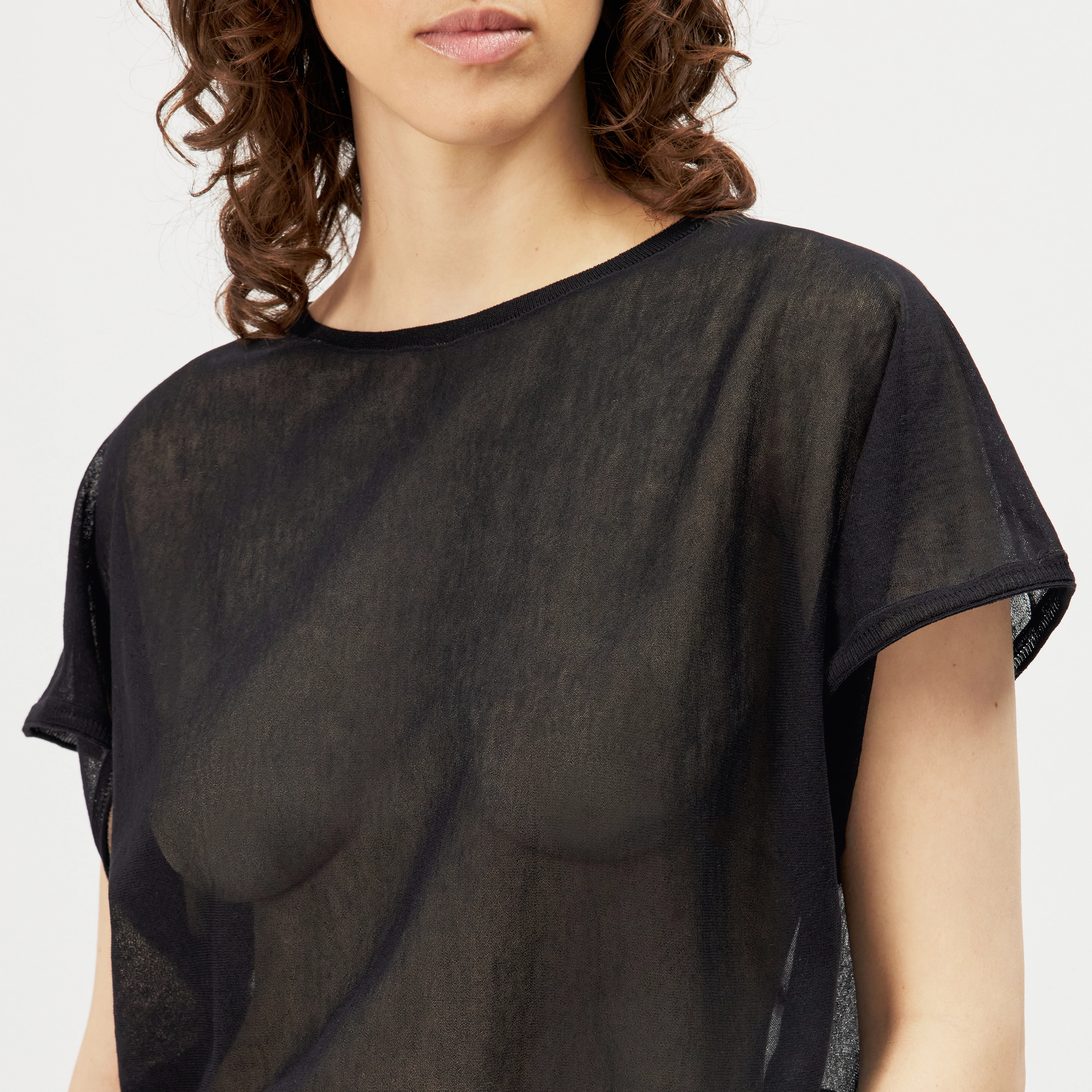GERLOTTA - Oversized T-shirt with boat neckline - women - black - Detailansicht am Model