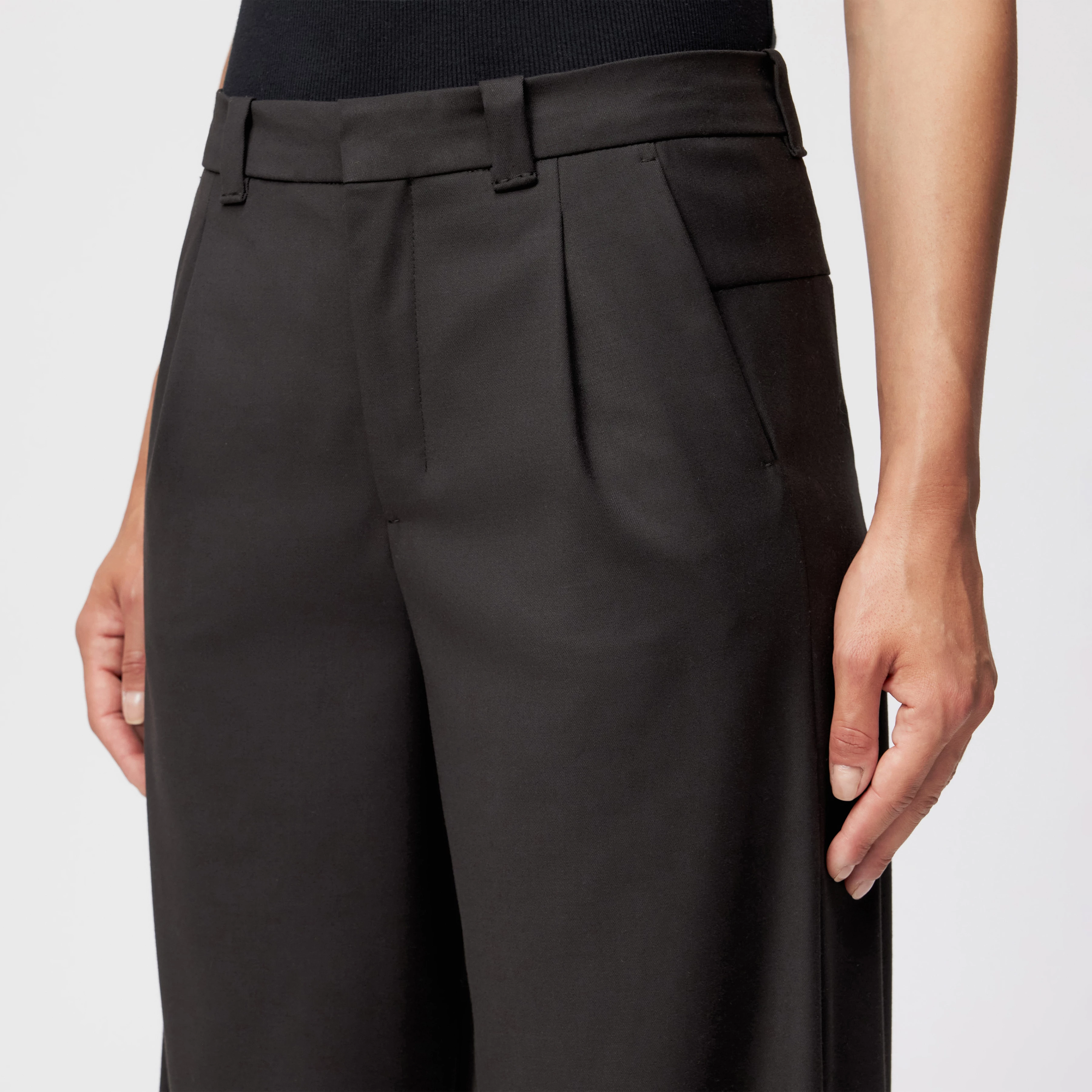 CRAWL - Bundfaltenhose in softem Flanell - Damen - braun - Detailansicht am Model