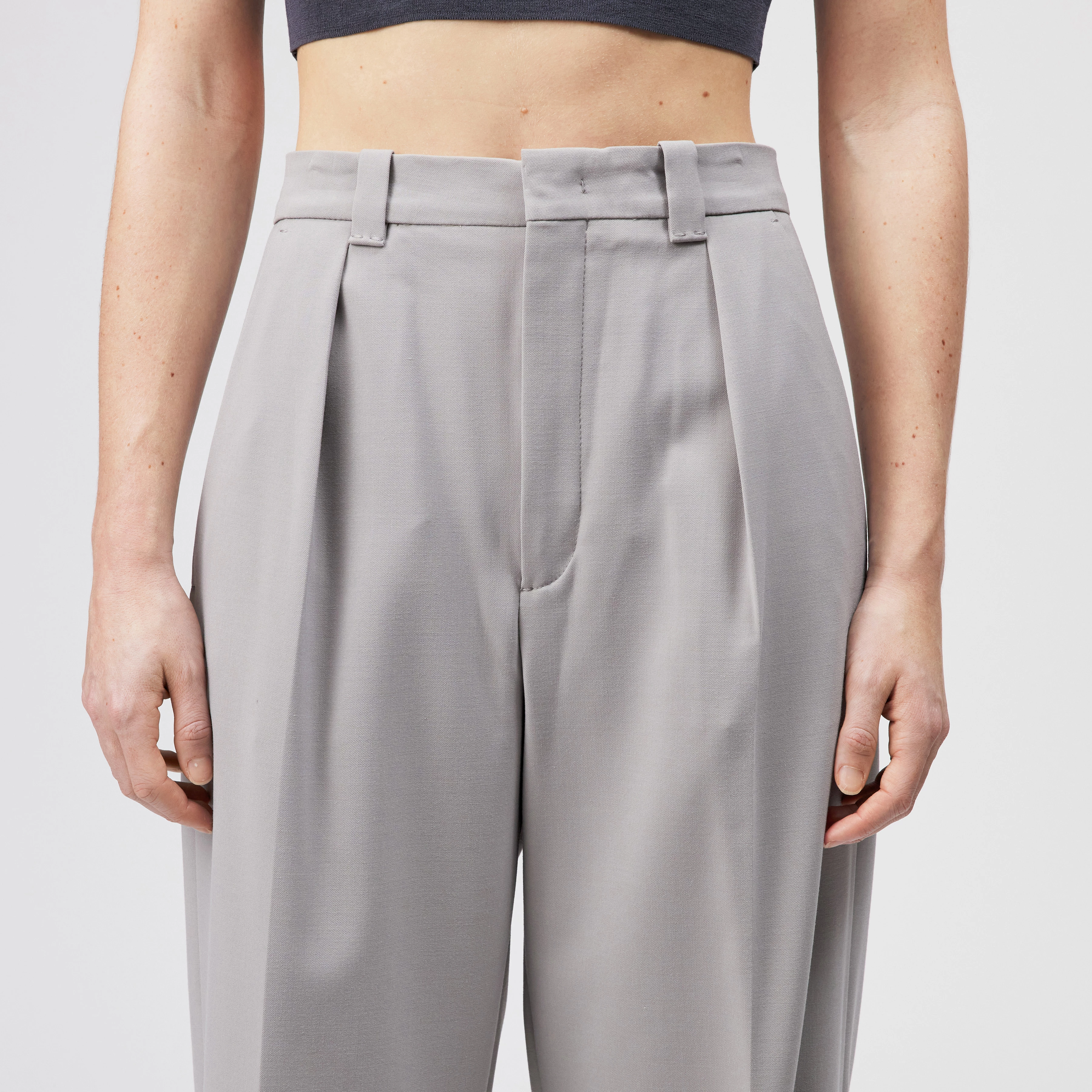 ADUCT - Tailored trousers with straight leg in gabardine - women - beige - Detailansicht am Model