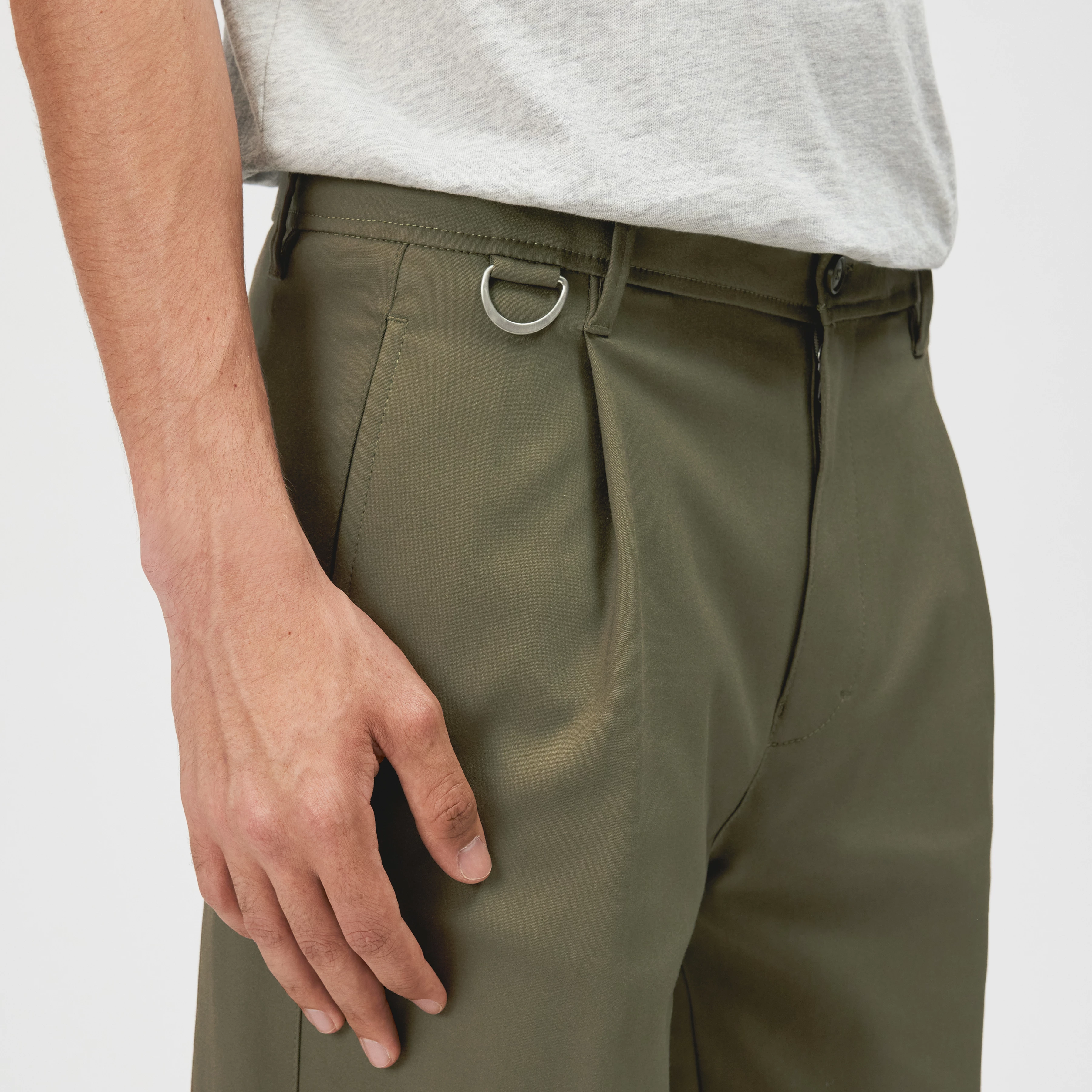 DEVYN - Hose mit D-Ring Detail in Technostretch-Satin - Herren - grün - Detailansicht am Model