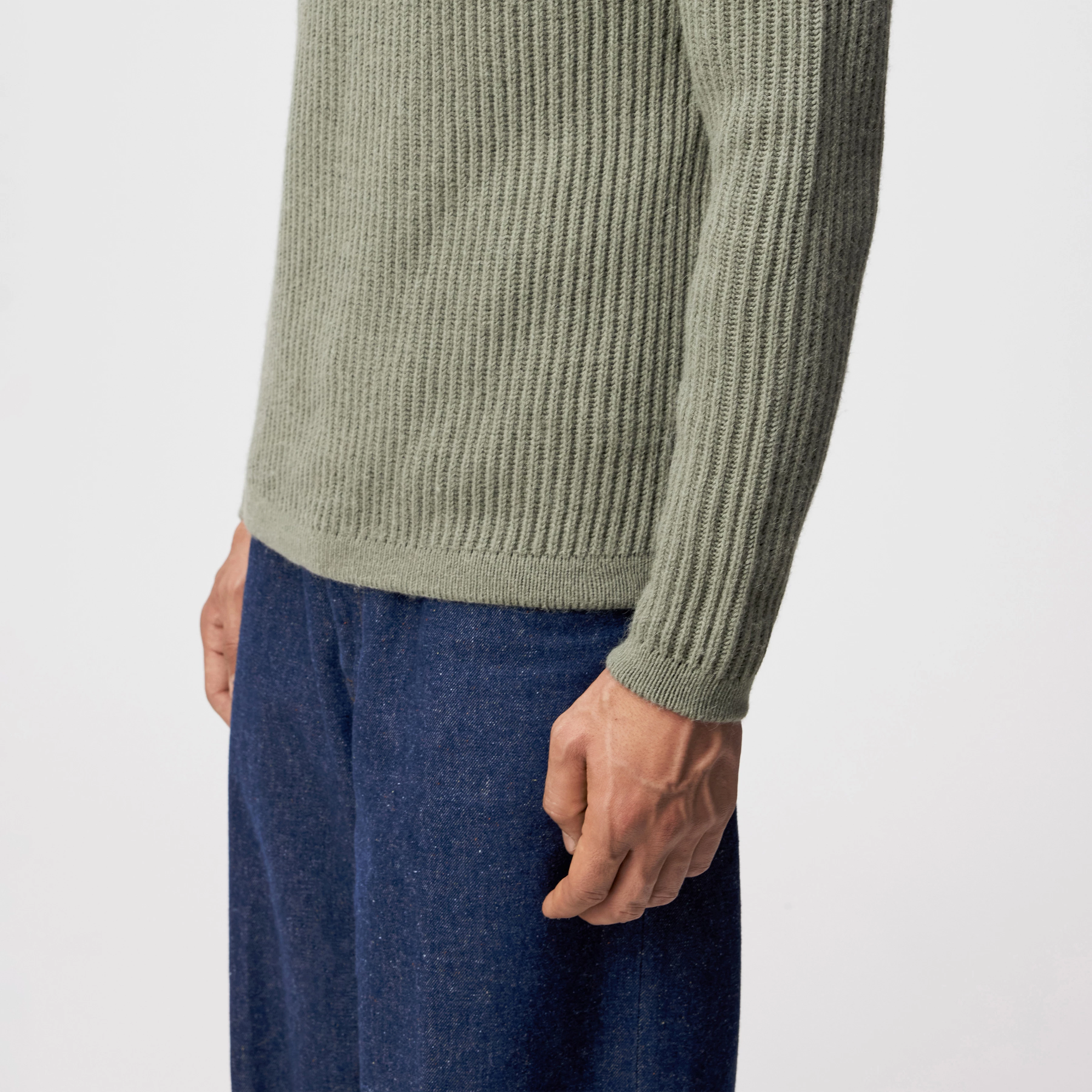 ARVID - Turtleneck jumper in wool and alpaca blend - men - green - Detailansicht am Model