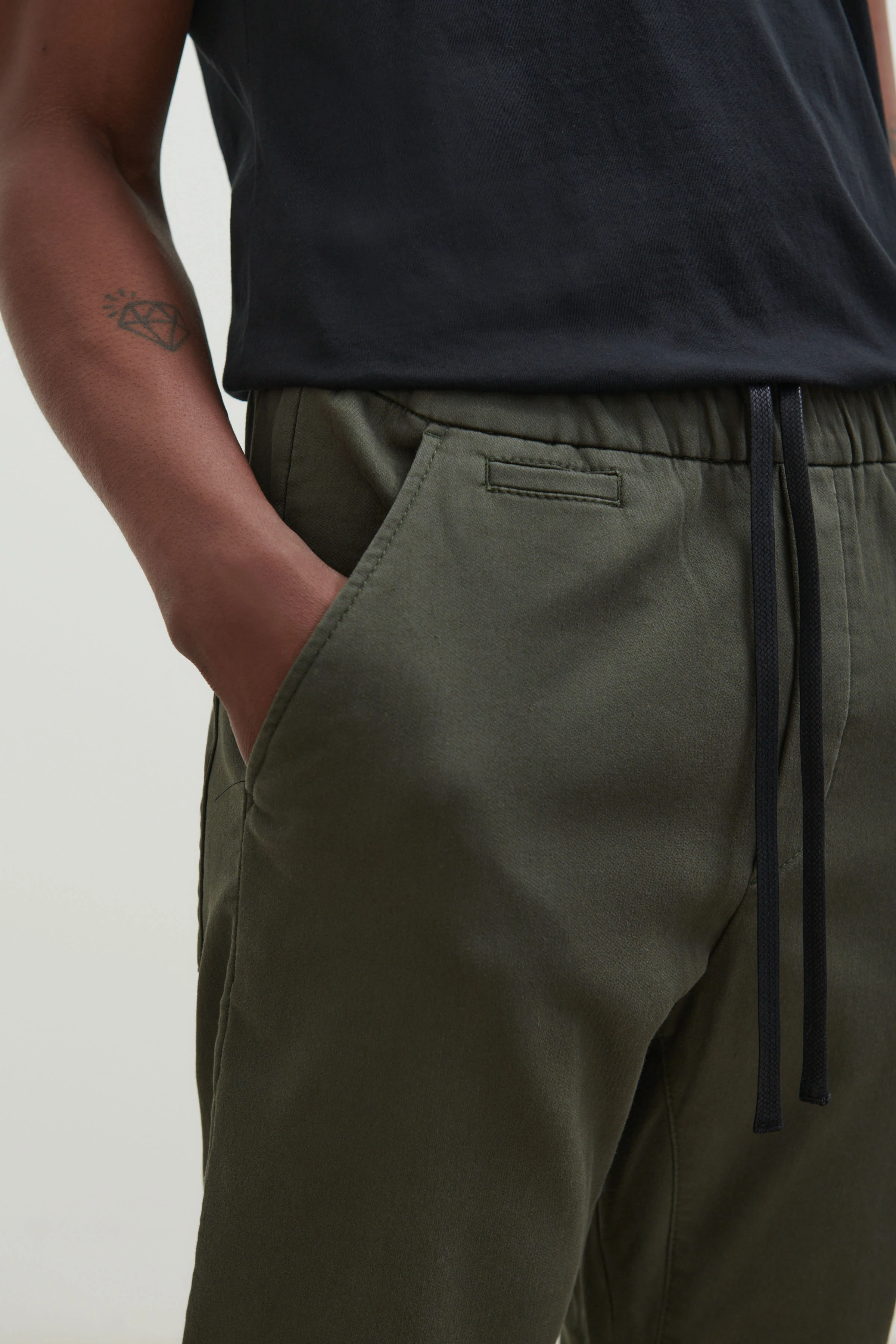 TROP - legere Jogpant im Lederlook - Herren - oliv - Seitenansicht