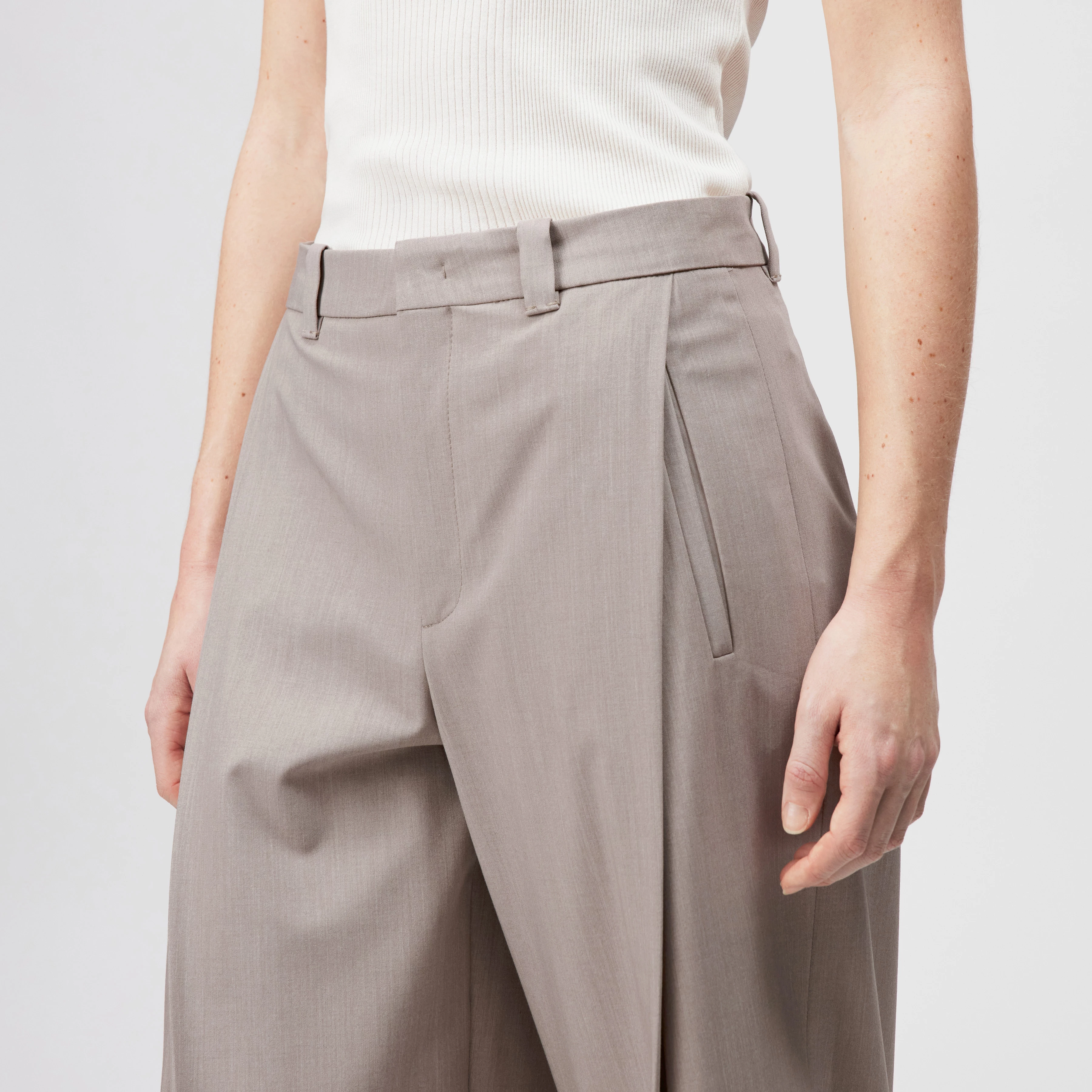 UNPACK - Hose in Viskose-Woll-Mix - Damen - beige - Detailansicht am Model