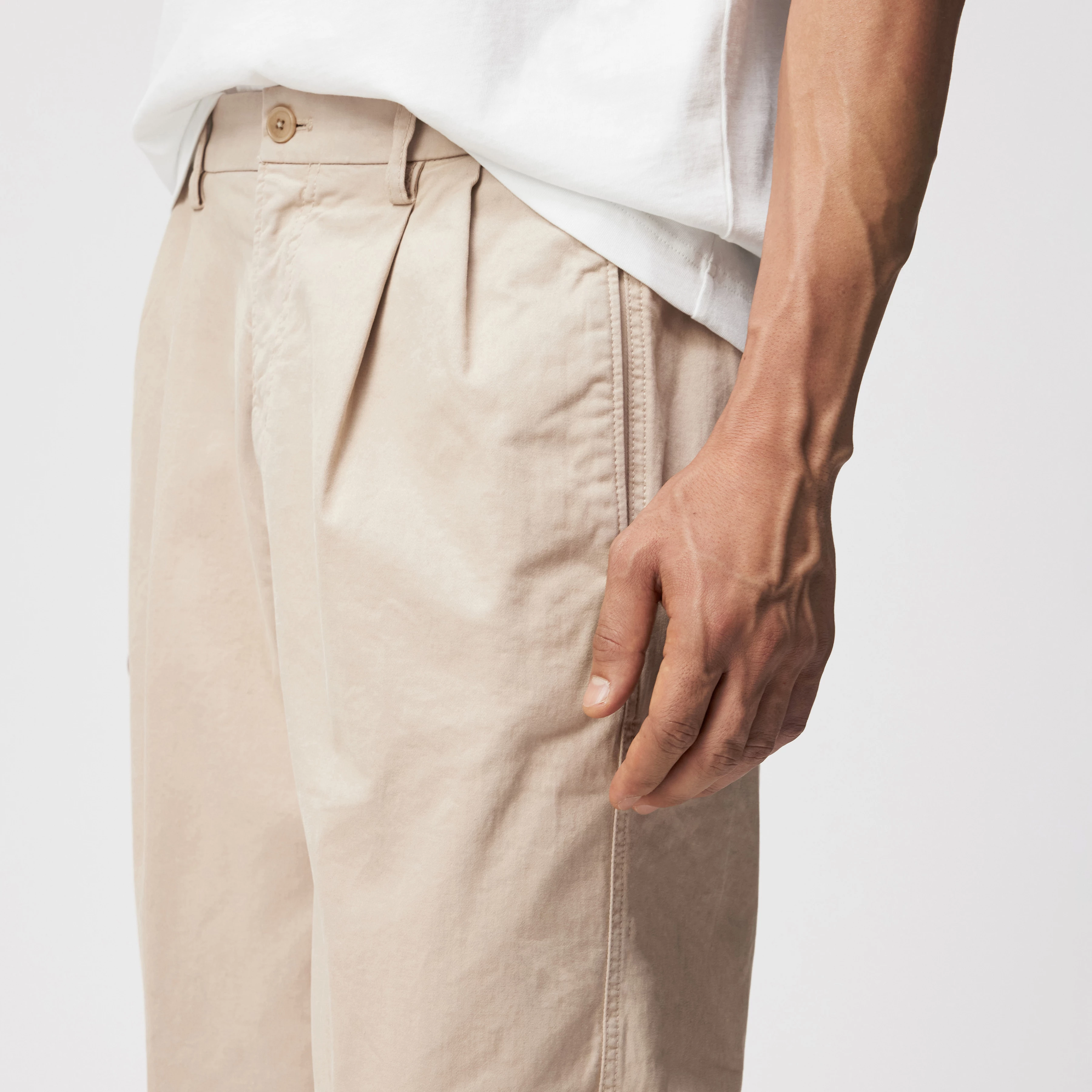 KARYKO - Chino in softer Baumwoll-Qualität - Herren - beige - Detailansicht am Model