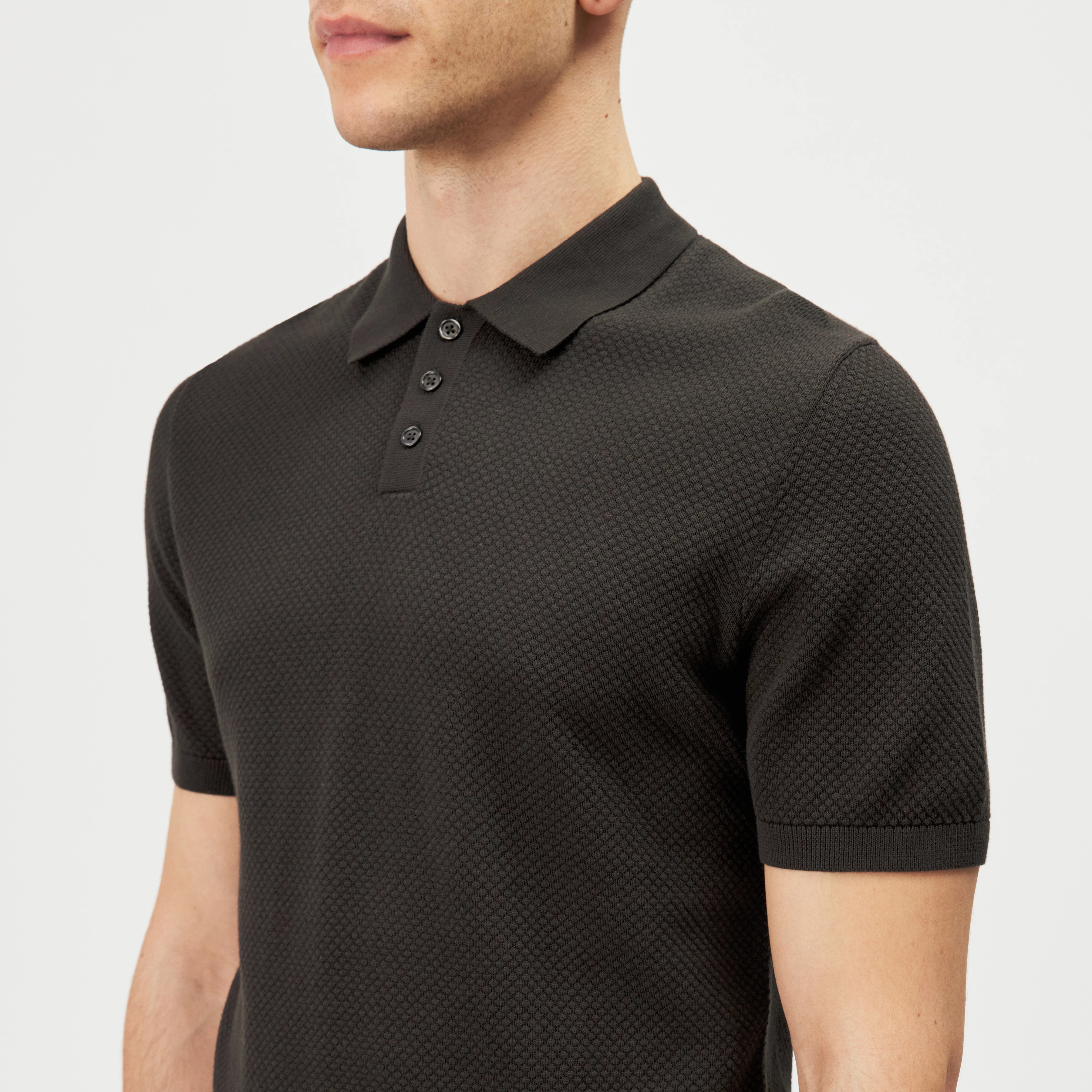 TRITON - Polo en coton - men - marron - Detailansicht am Model
