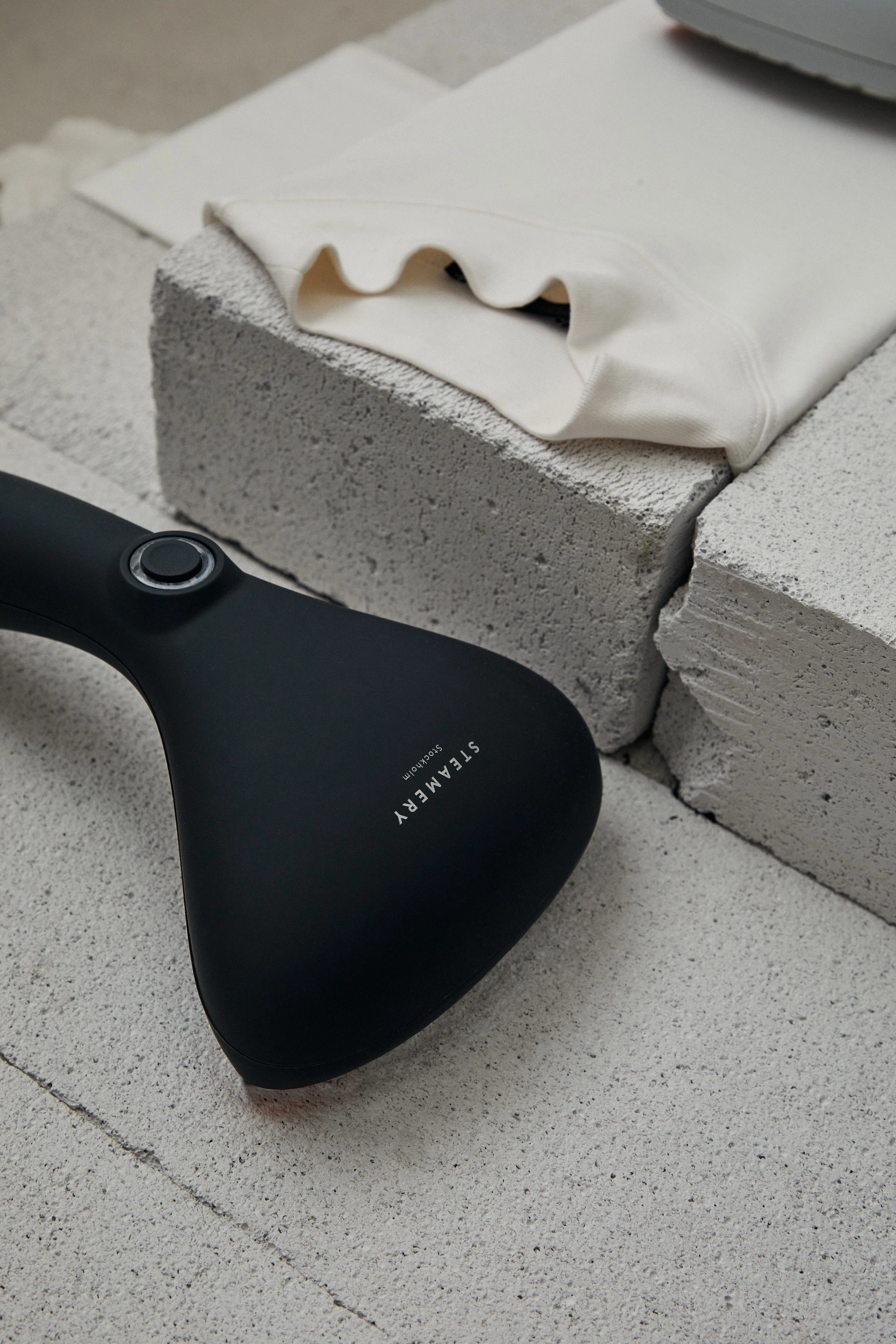 CIRRUS NO 2 STEAMER - Hand-Steamer von Steamery - Unisex - schwarz - Ganzkörper-Frontansicht