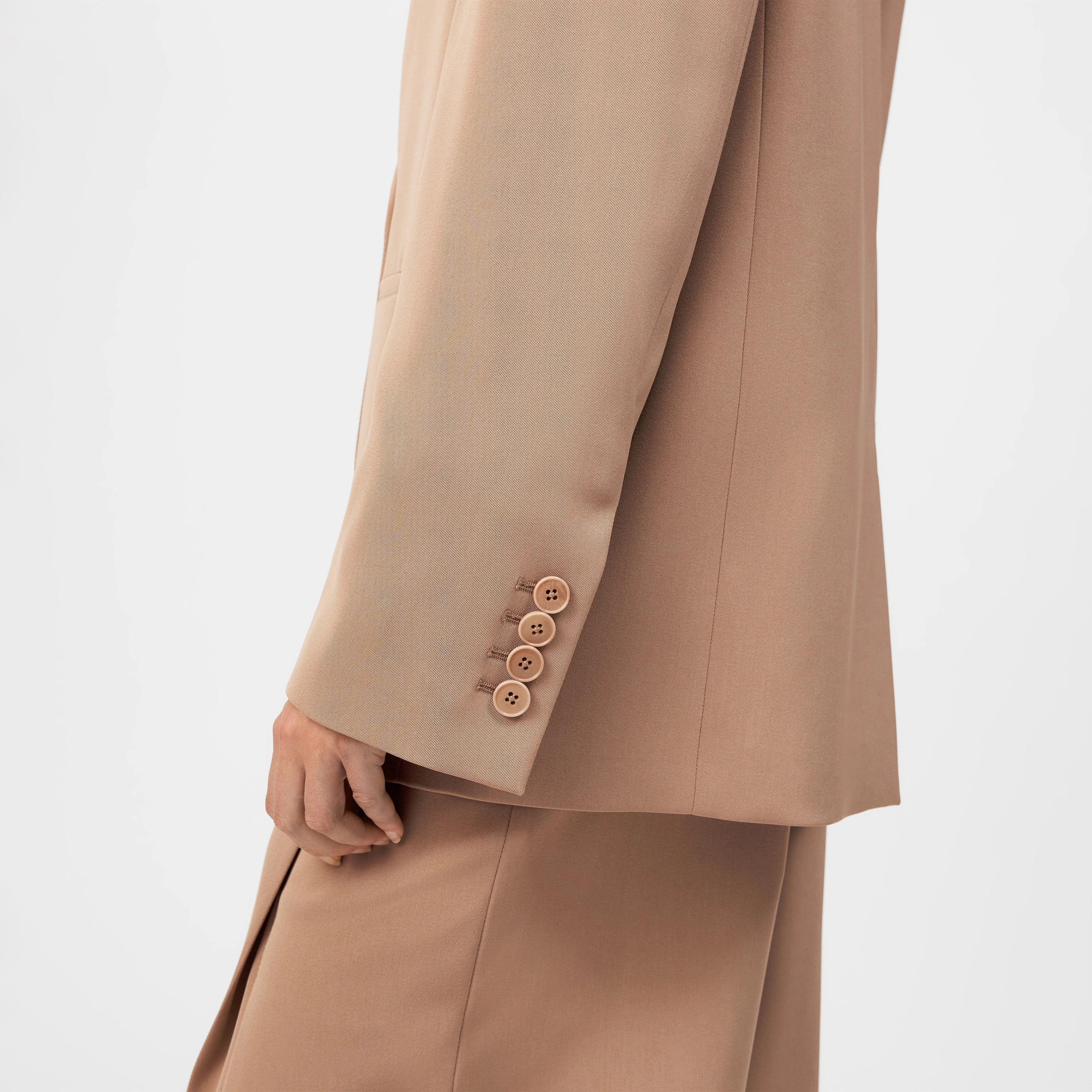 MOWTIE - Lässiger Einreiher-Blazer in Techno-Twill - Damen - orange - Detailansicht am Model