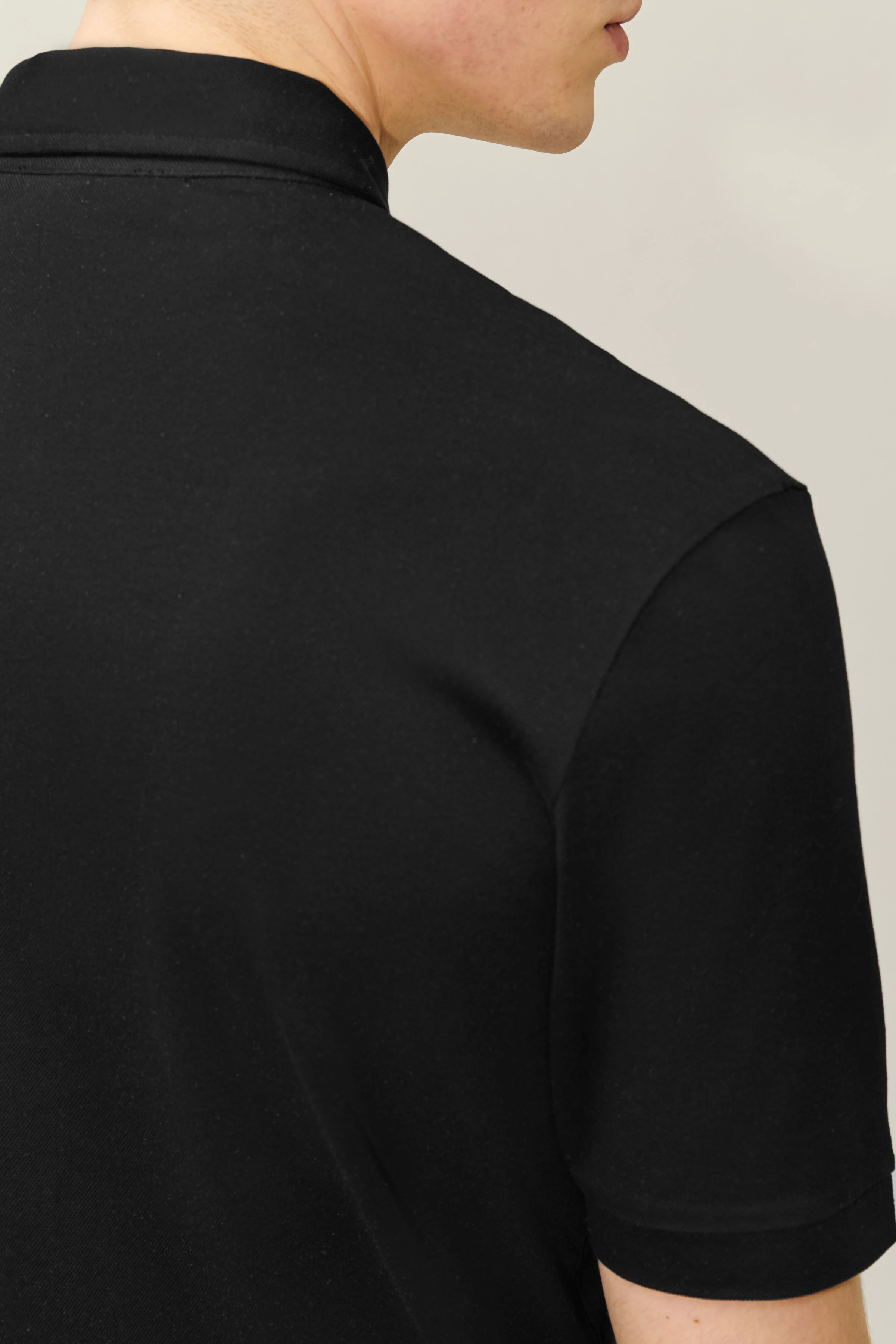 GARRY - 4-knoops polo met omgeslagen kraag in piqué - heren - zwart - Detailansicht am Model