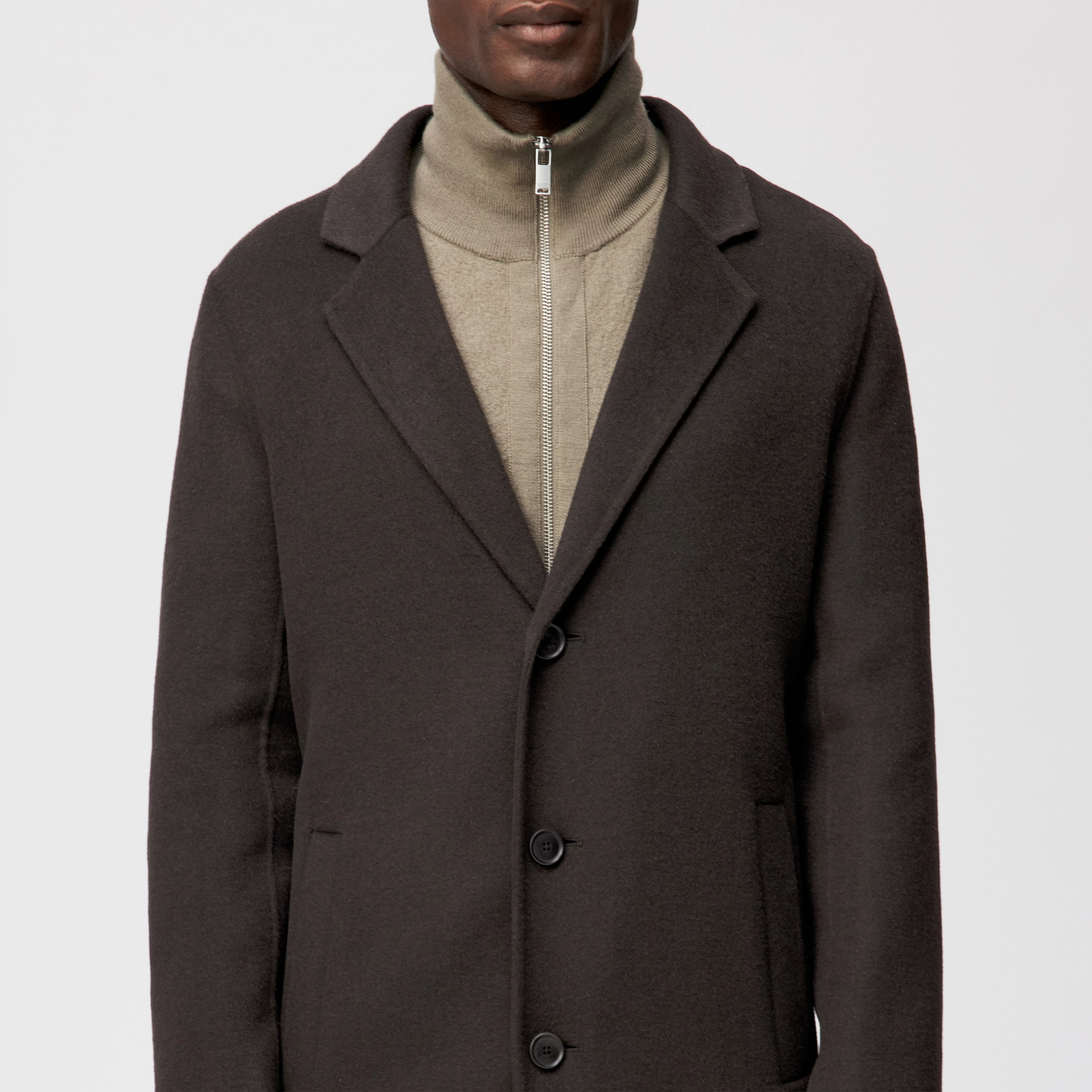 SKOLAN - Klassischer Blazermantel in Woll-Doubleface - Herren - braun - Detailansicht am Model