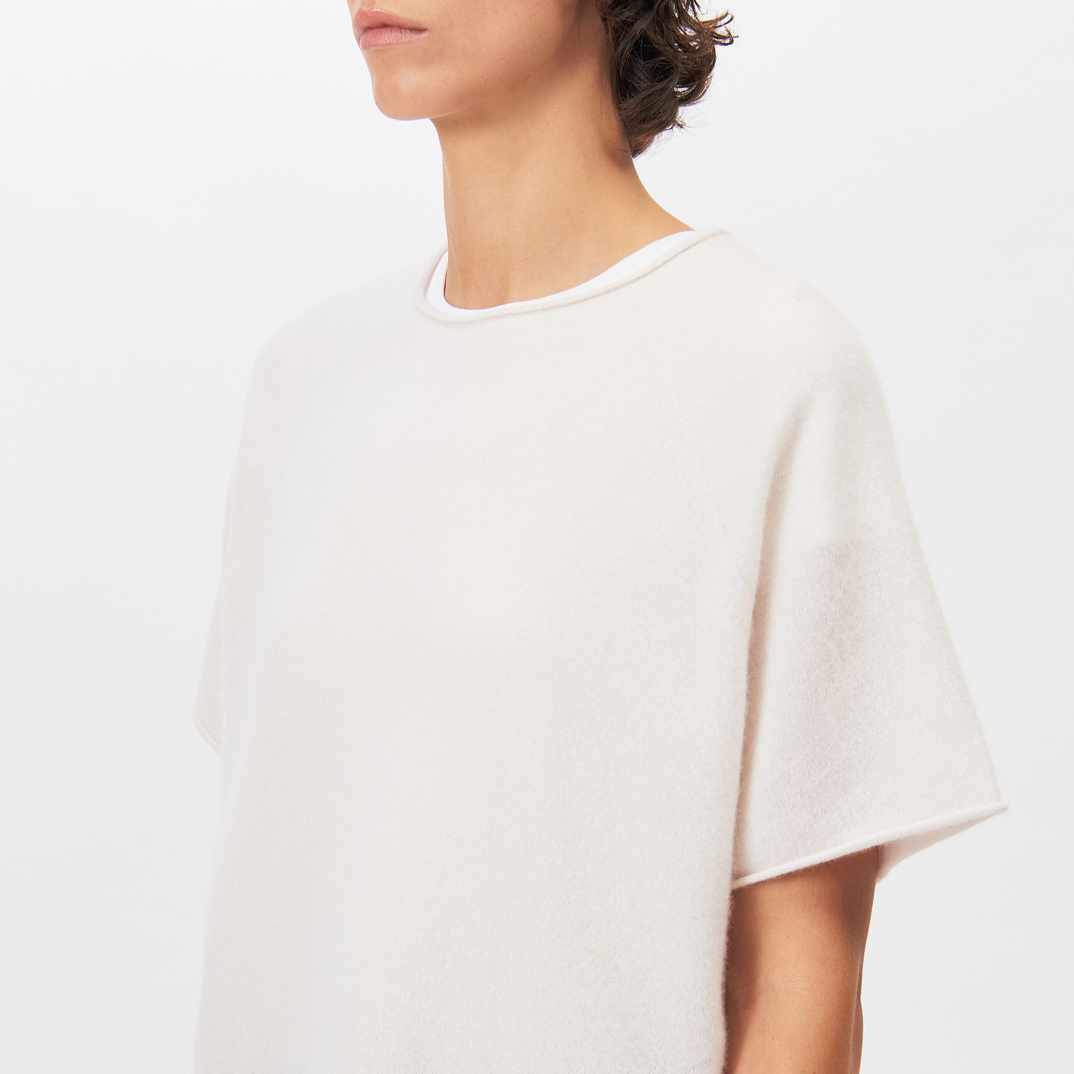 MOENY - Oversized pure cashmere knit T-shirt - women - beige - Detailansicht am Model