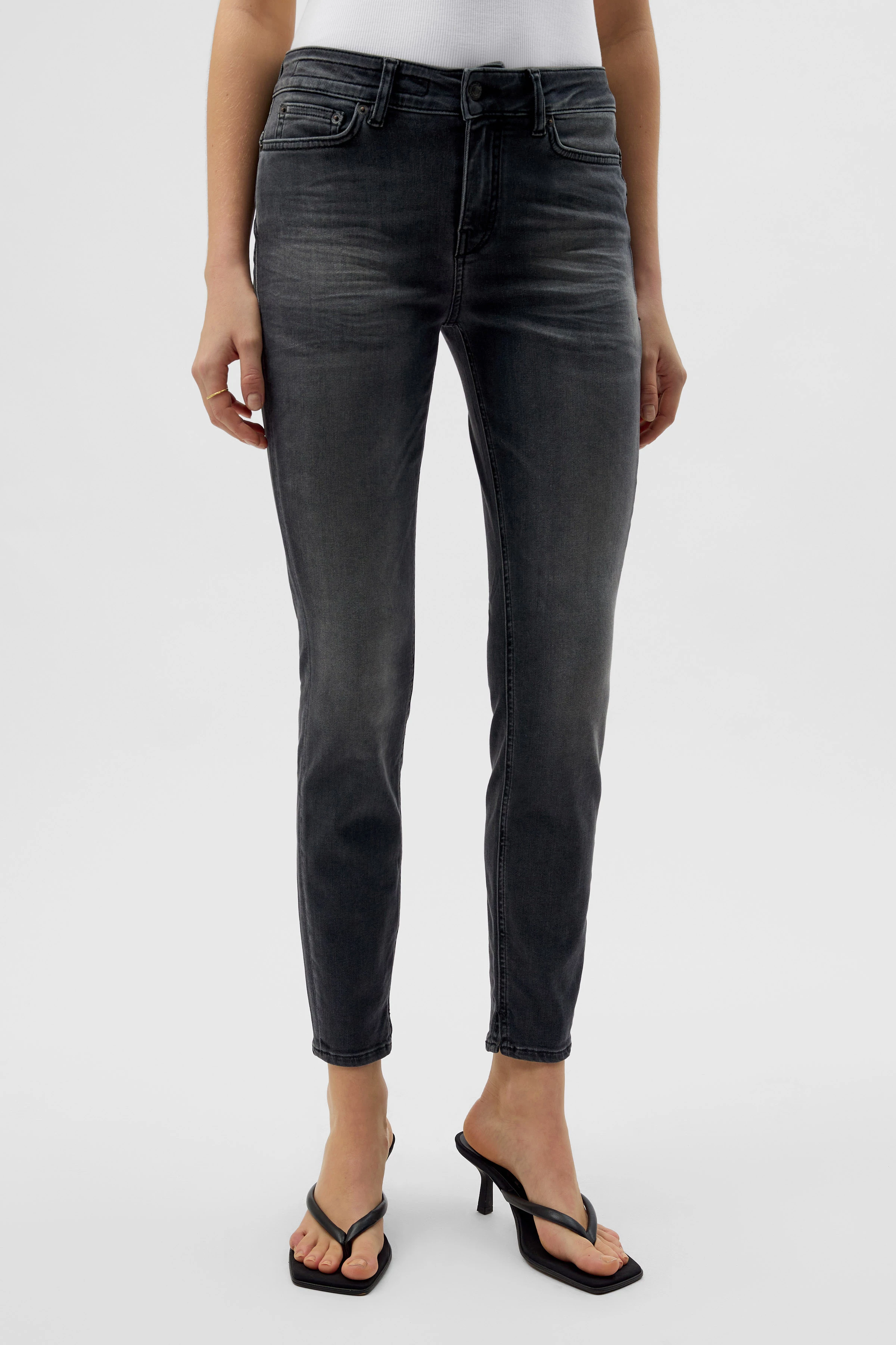 NEED - Low-waist Skinny Jeans mit Wasch-Effekten - Damen - schwarz - Frontansicht