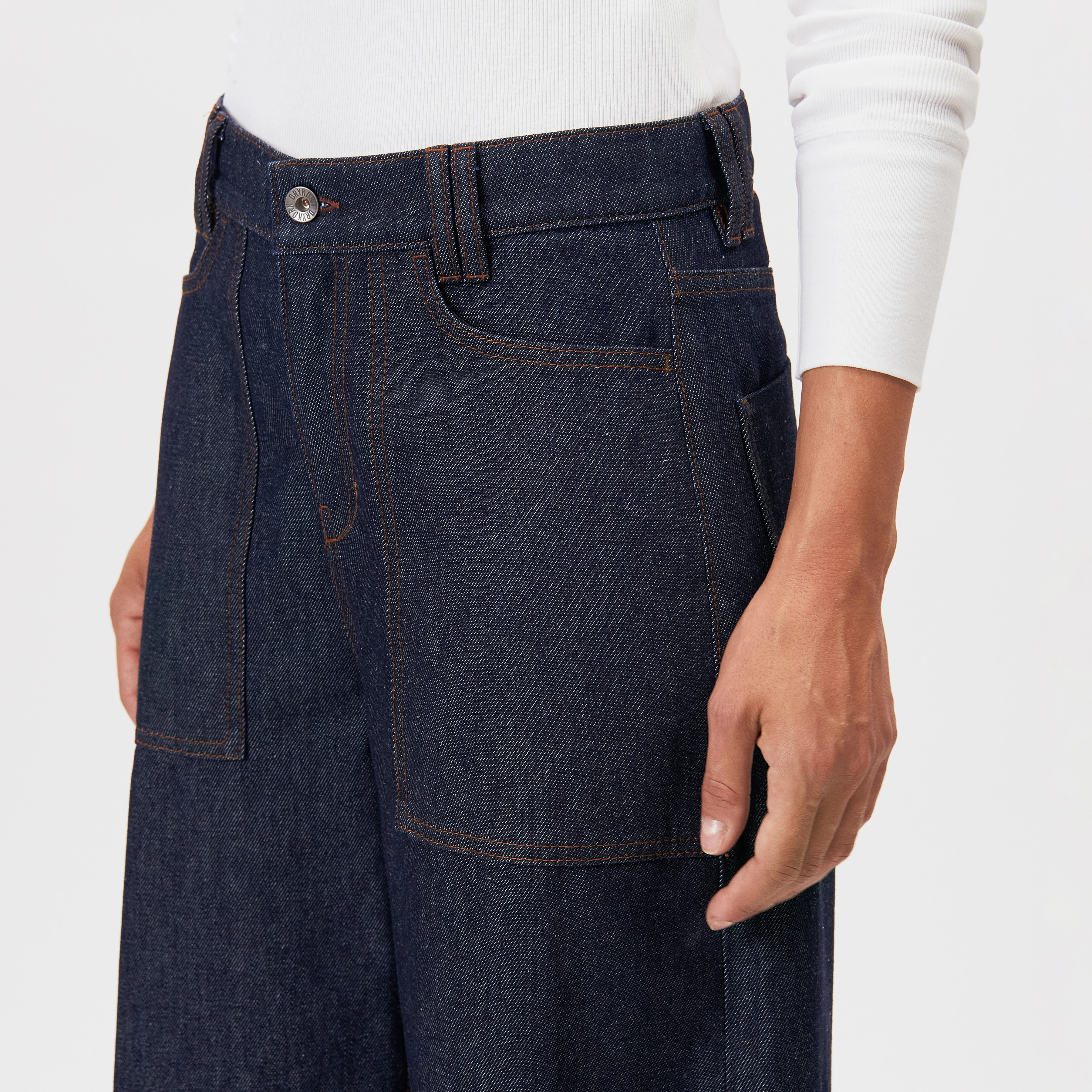DERIVE - Mid-rise jeans in mid-blue denim - women - blue - Detailansicht am Model