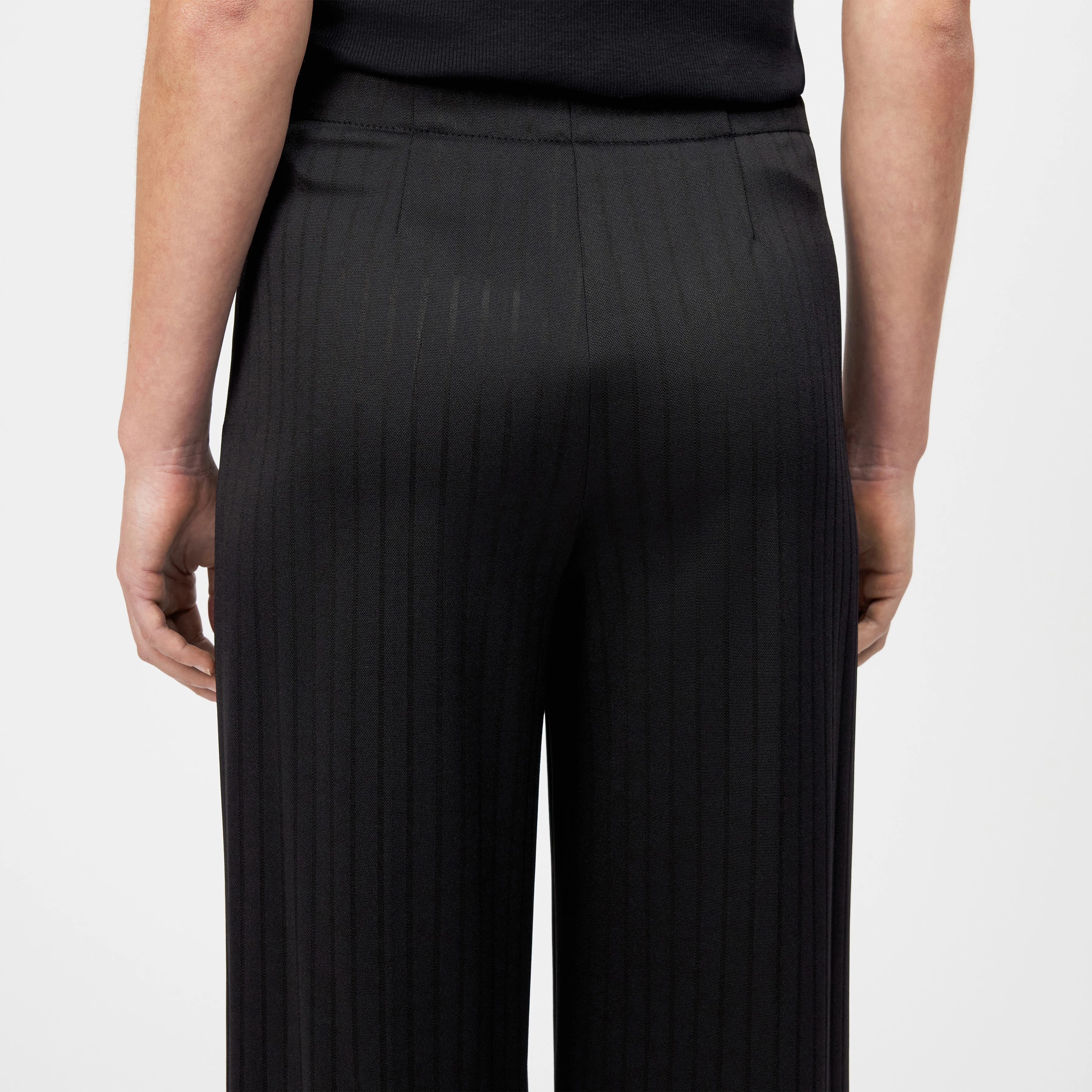 BEFORE - Marlenehose in Viskose-Mix - Damen - schwarz - Detailansicht am Model