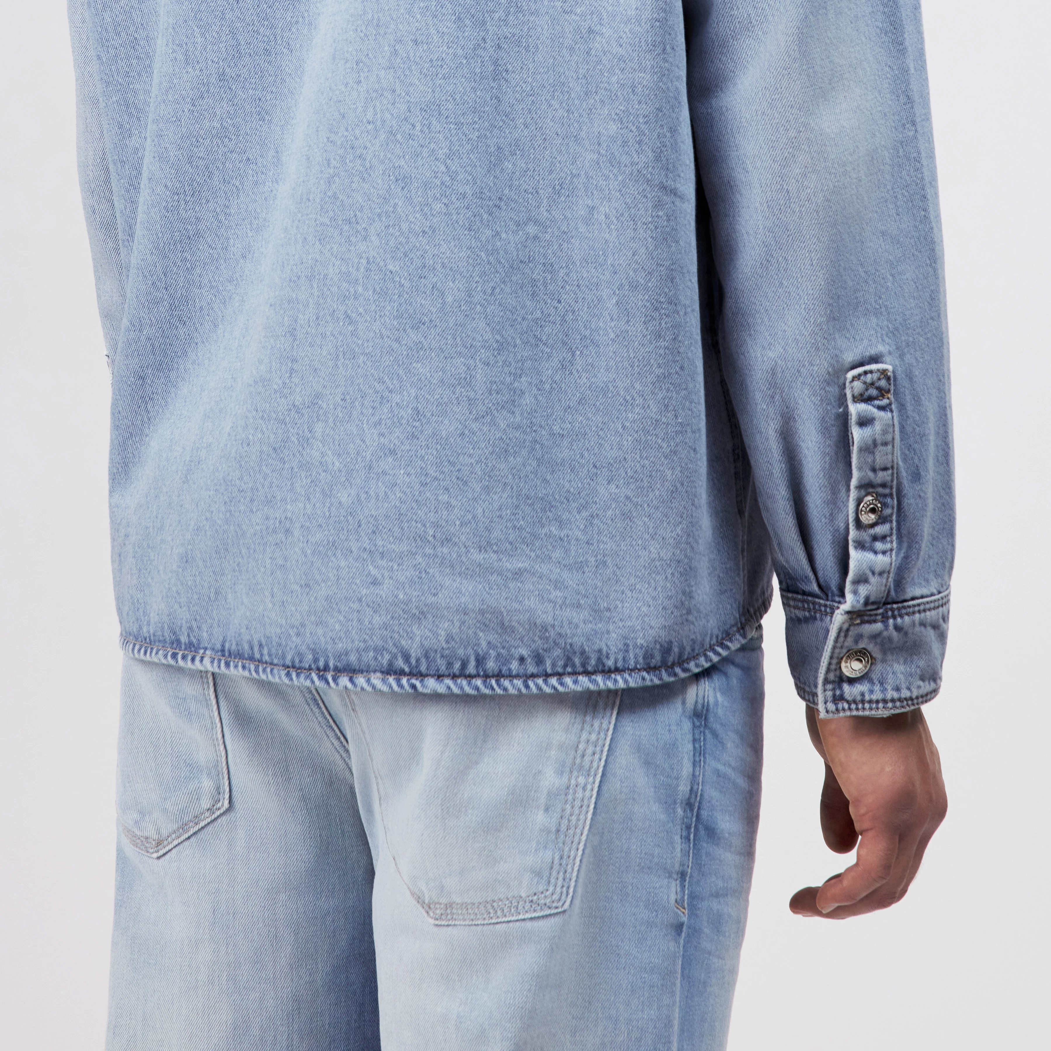 DIEGGO - Denim overshirt with chest pocket - men - blue - Detailansicht am Model