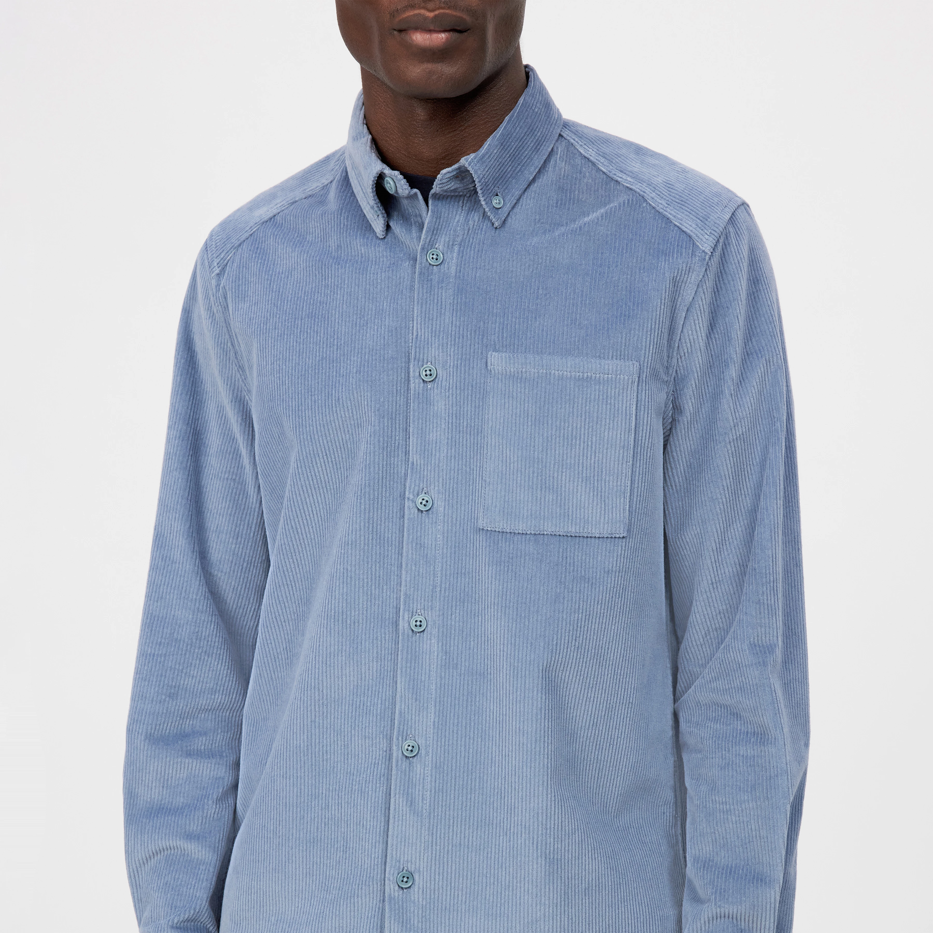 LIET_3 - Button-down shirt in cotton corduroy - men - blue - Detailansicht am Model