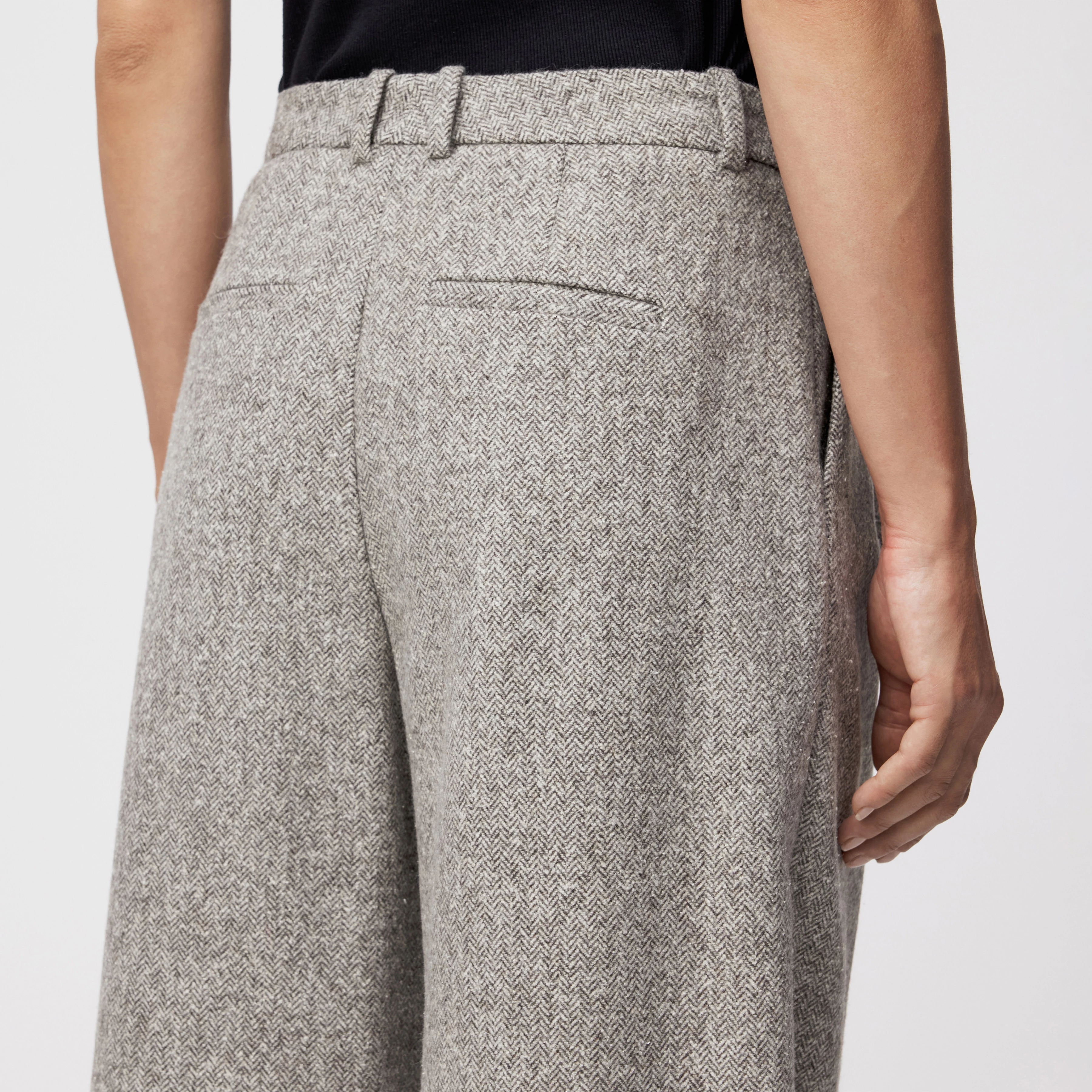 INK - Lässige Bundfaltenhose in Woll-Mix mit Struktur - Damen - braun - Detailansicht am Model