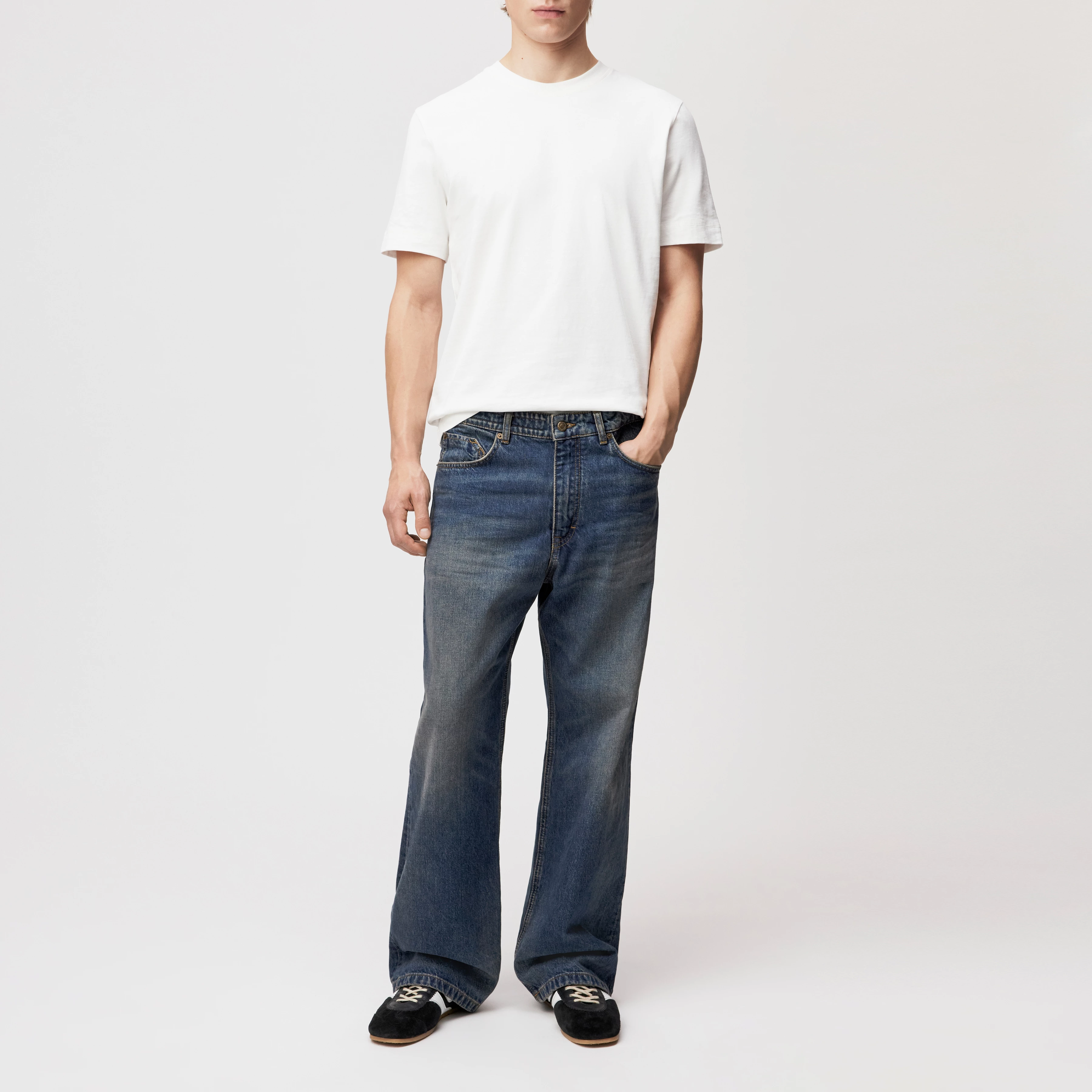 LOWDY - Jeans mit weitem Beinverlauf in Mid-Blue Denim - Herren - blau - Ganzkörper-Frontansicht