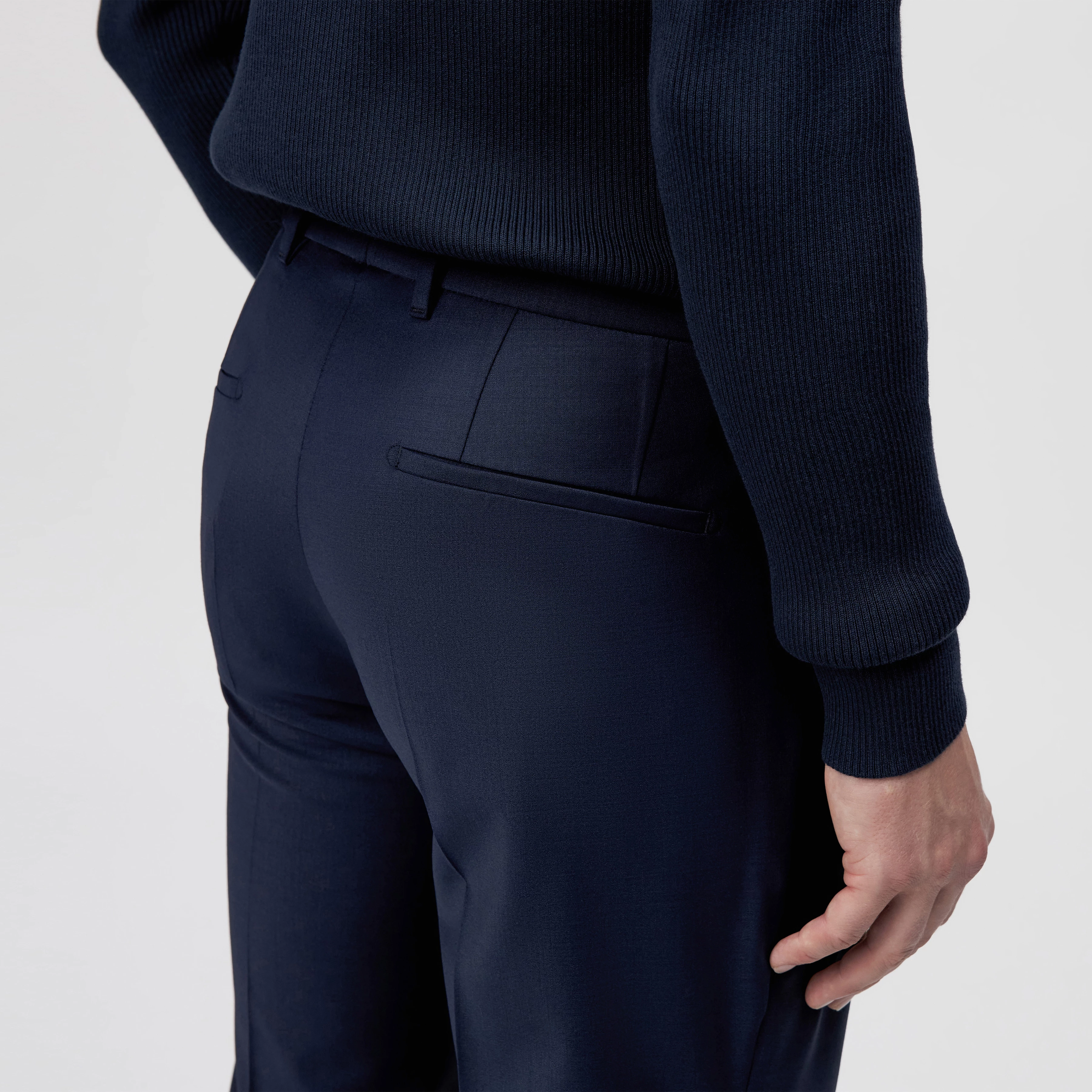 PIET_SK - Klassische Skinny Fit Hose in Bi-Stretch - Herren - blau - Detailansicht am Model