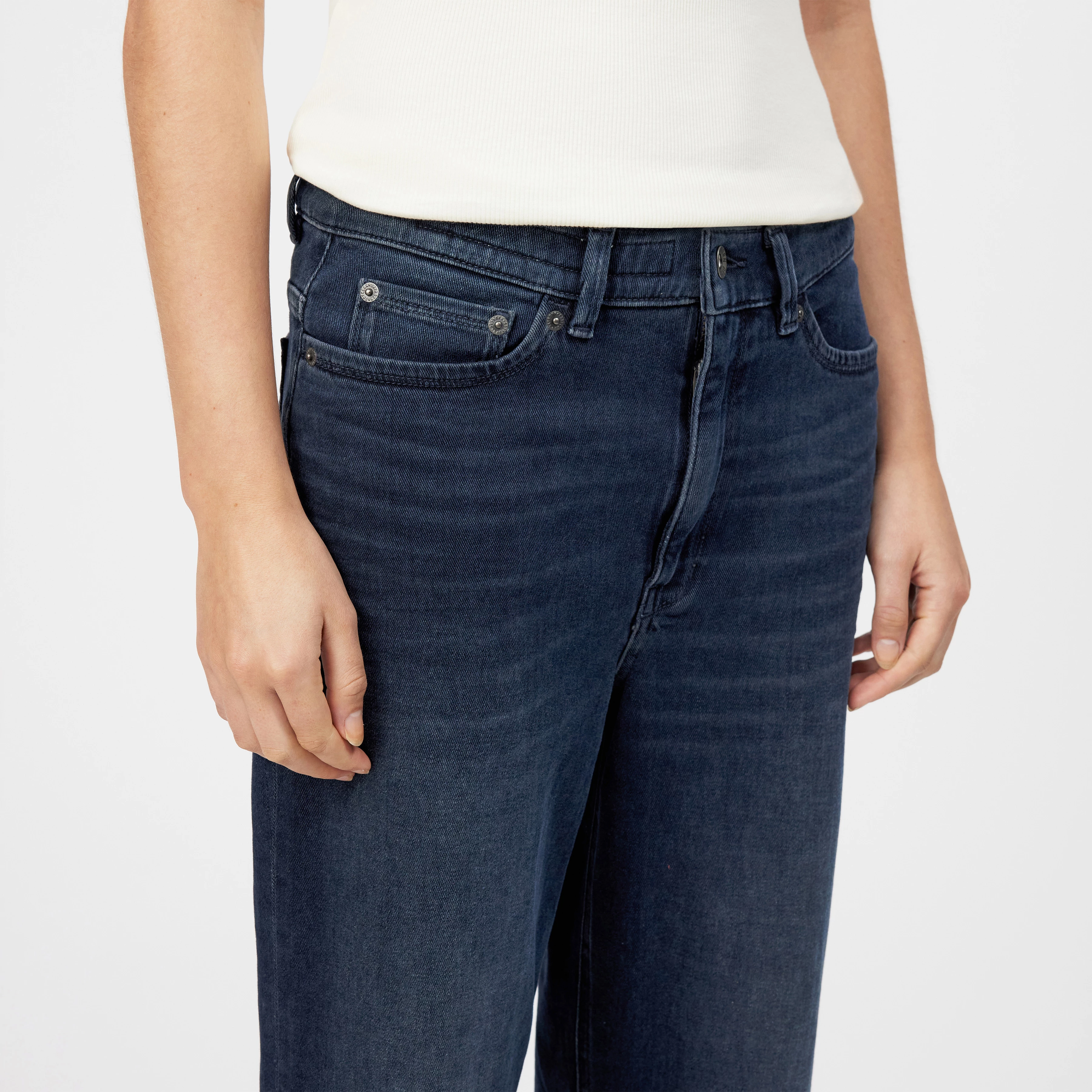 FLOWN - Low-Waist Jeans in Blue-Black Denim - Damen - blau - Detailansicht am Model