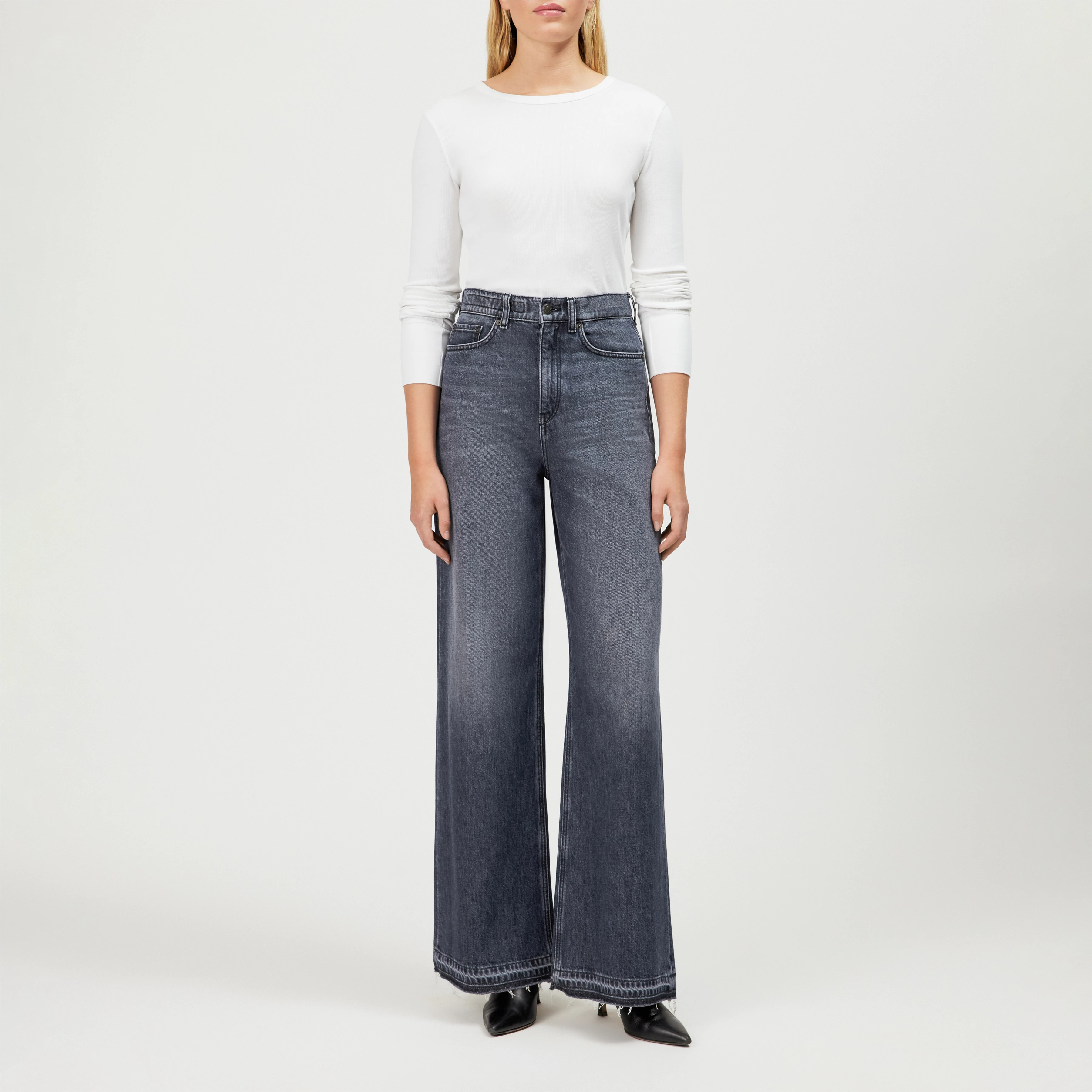 SEAR_1 - High Waist Denim with Wide Leg and Open Cut - women - blue - Ganzkörper-Frontansicht