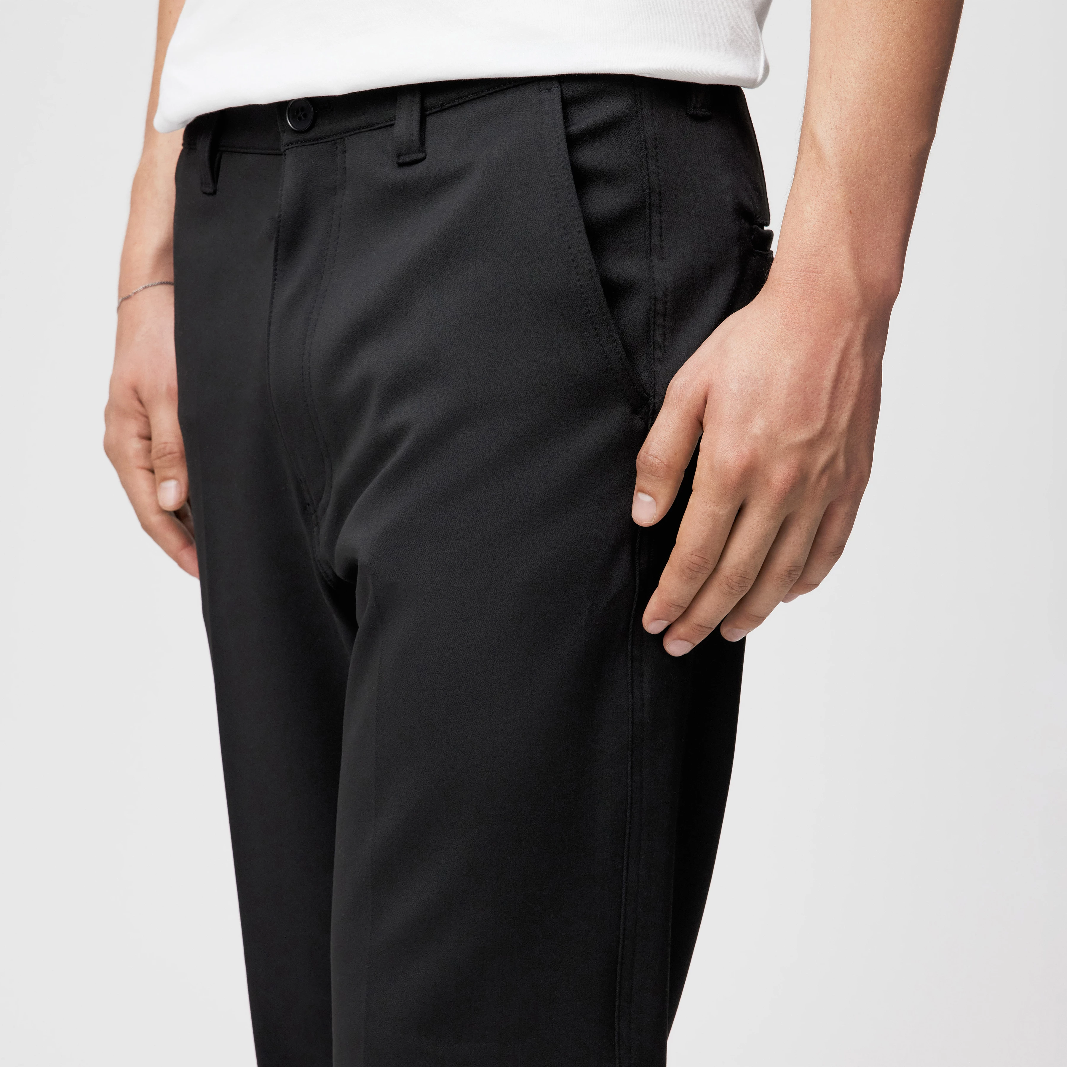 TAVIC - Modern chinos in heavy satin - men - Natural Aluminium - Detailansicht am Model